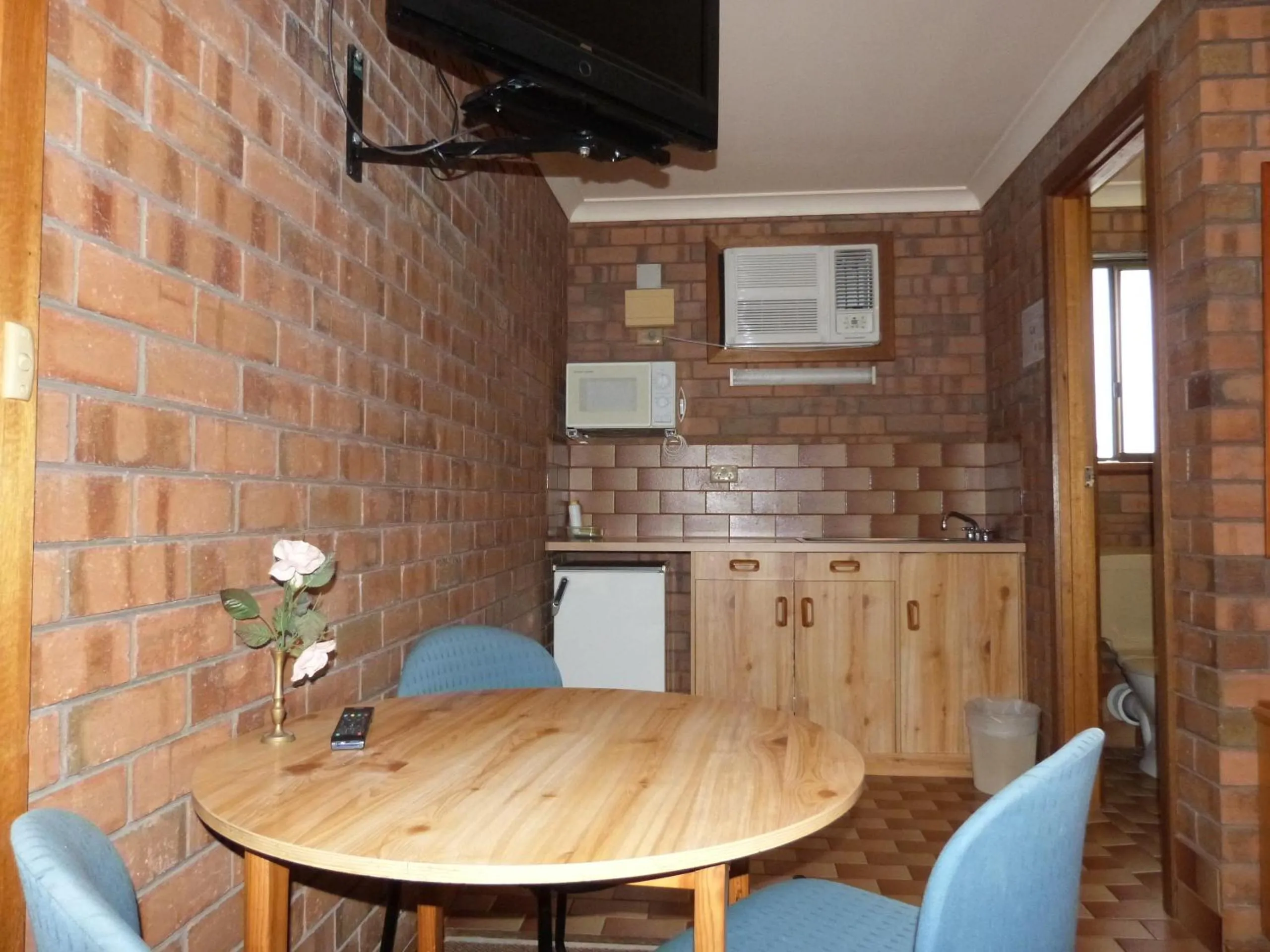 Living room in Wintersun Motel