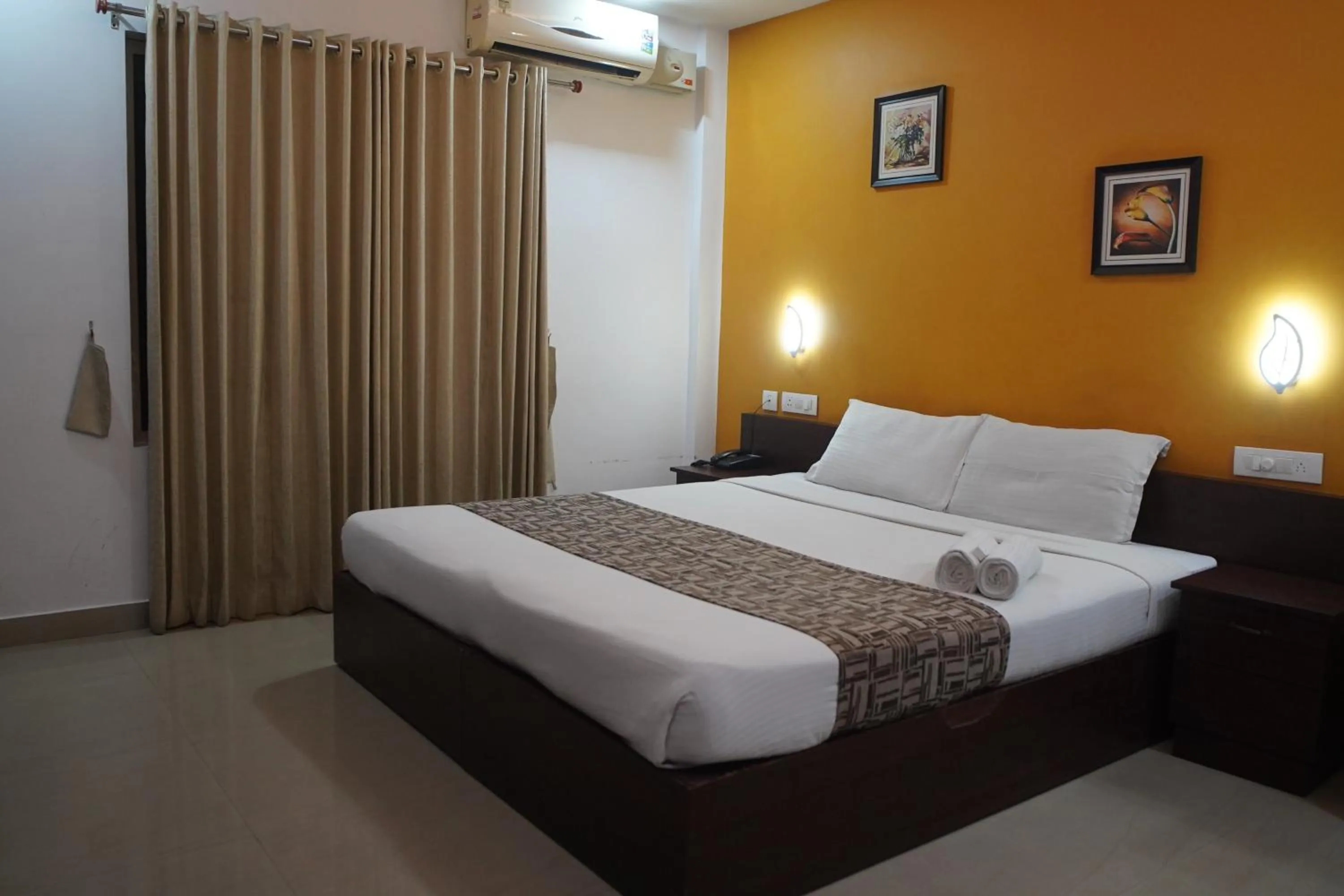 Bedroom, Bed in North Centre