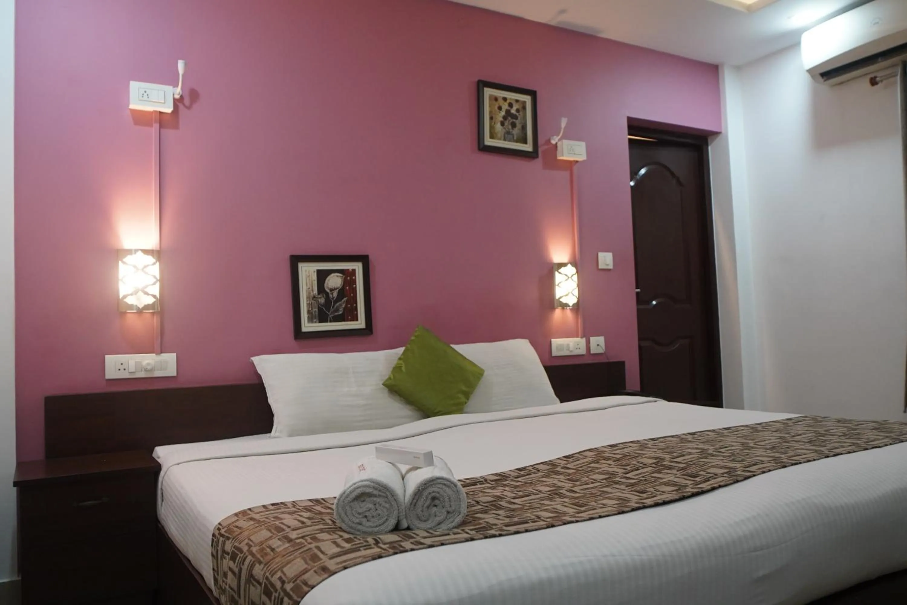 Bedroom, Bed in North Centre