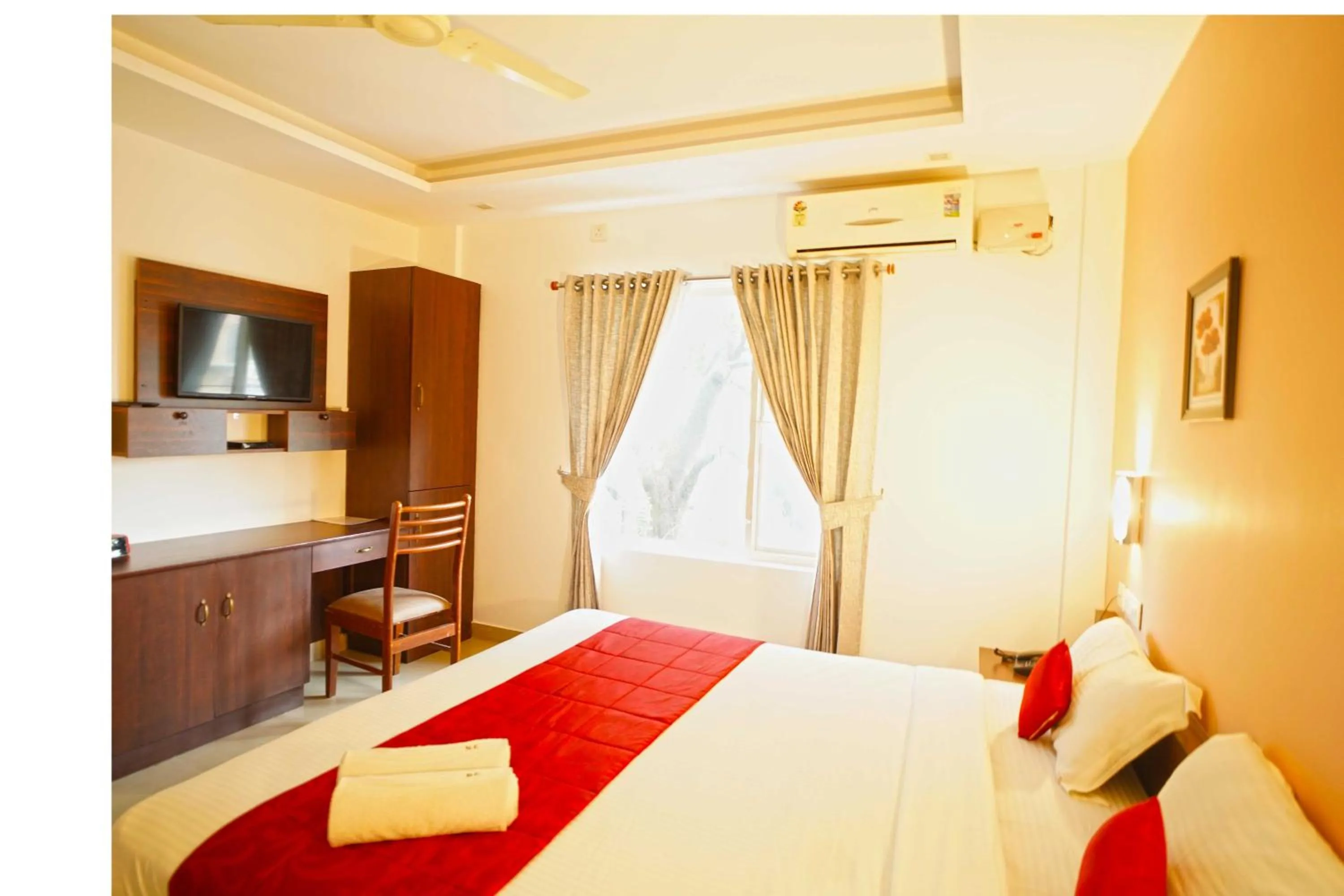 Bedroom, Bed in North Centre