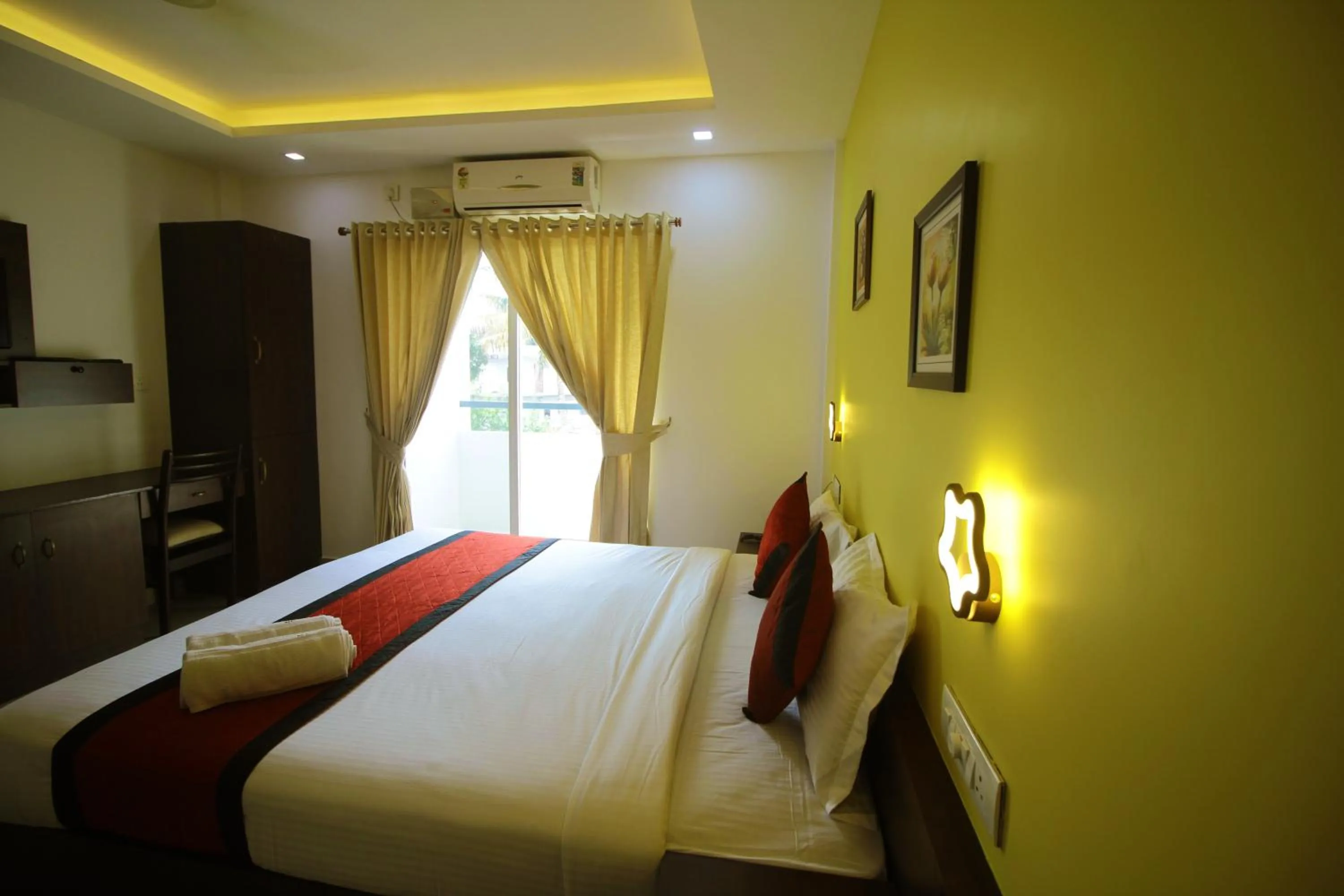 Bedroom, Bed in North Centre