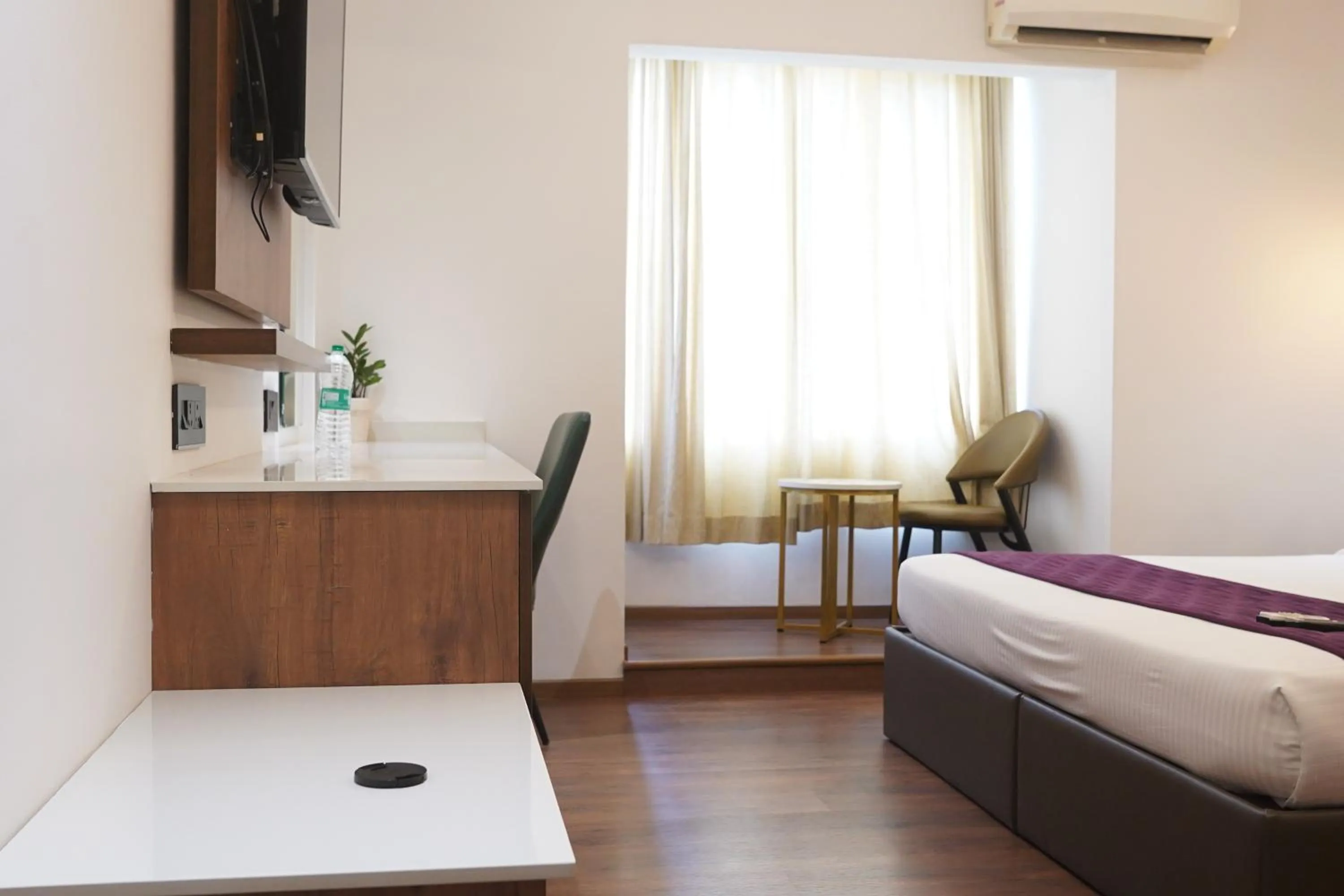 Bedroom, Bed in North Centre