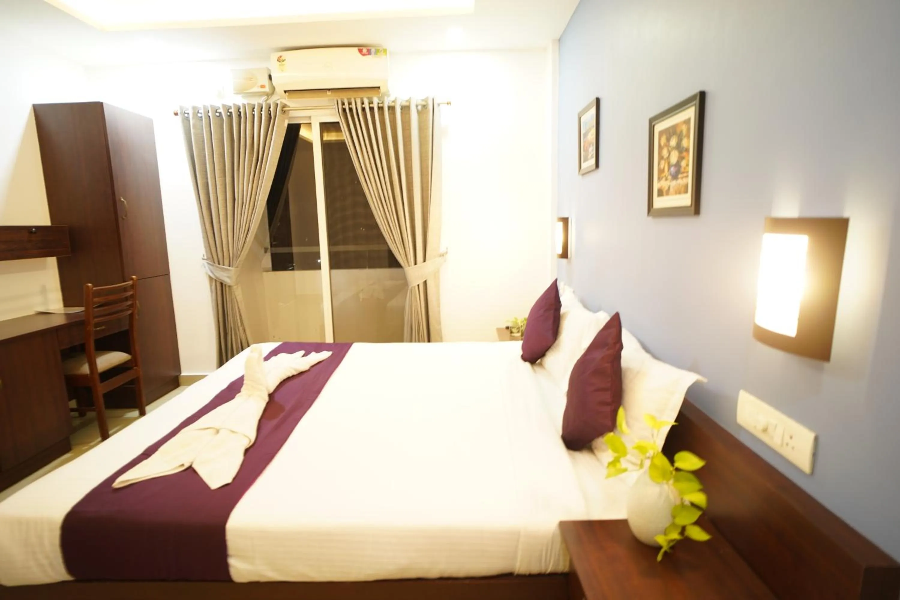 Photo of the whole room, Bed in North Centre