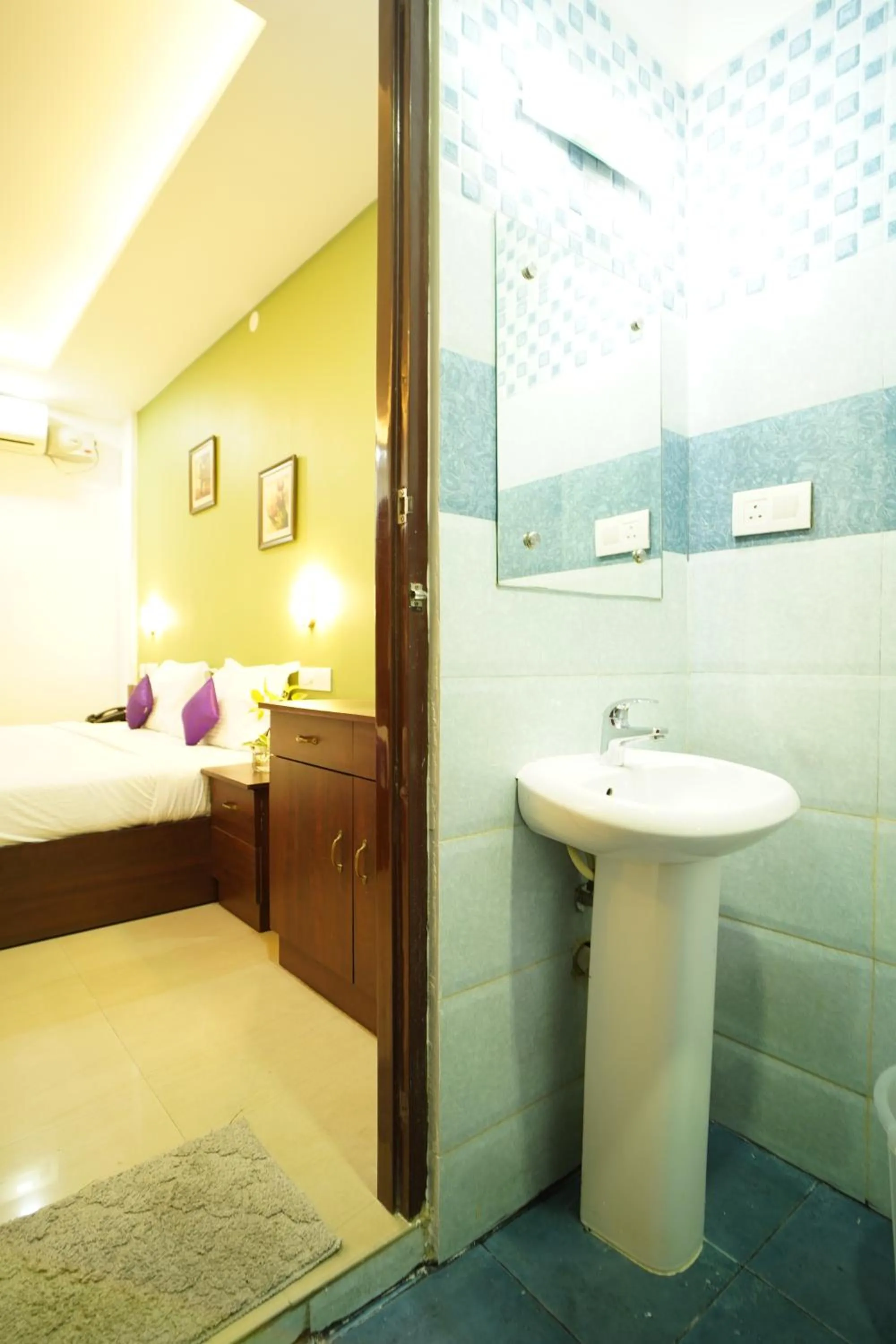 Bathroom, Bed in North Centre