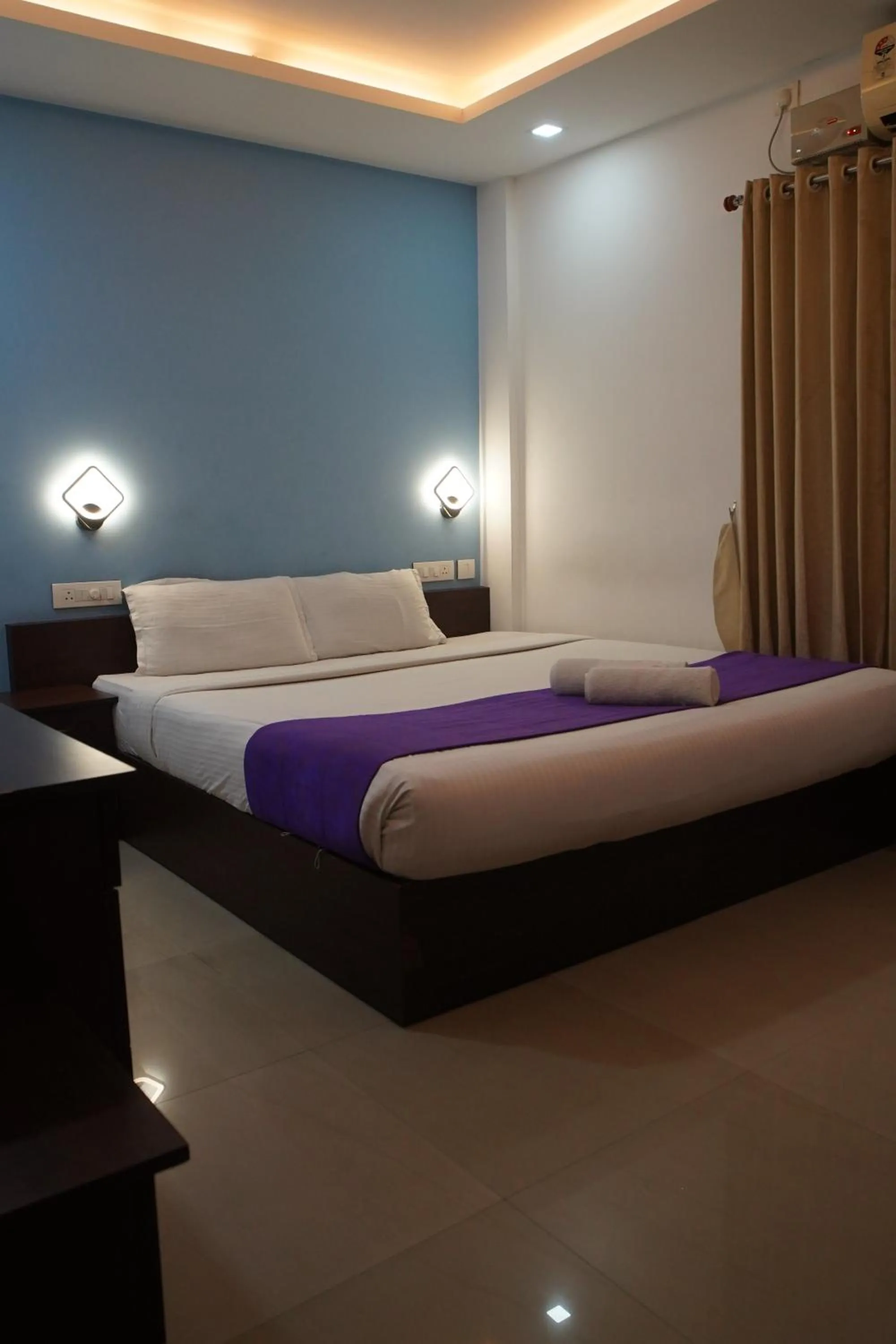 Bedroom, Bed in North Centre