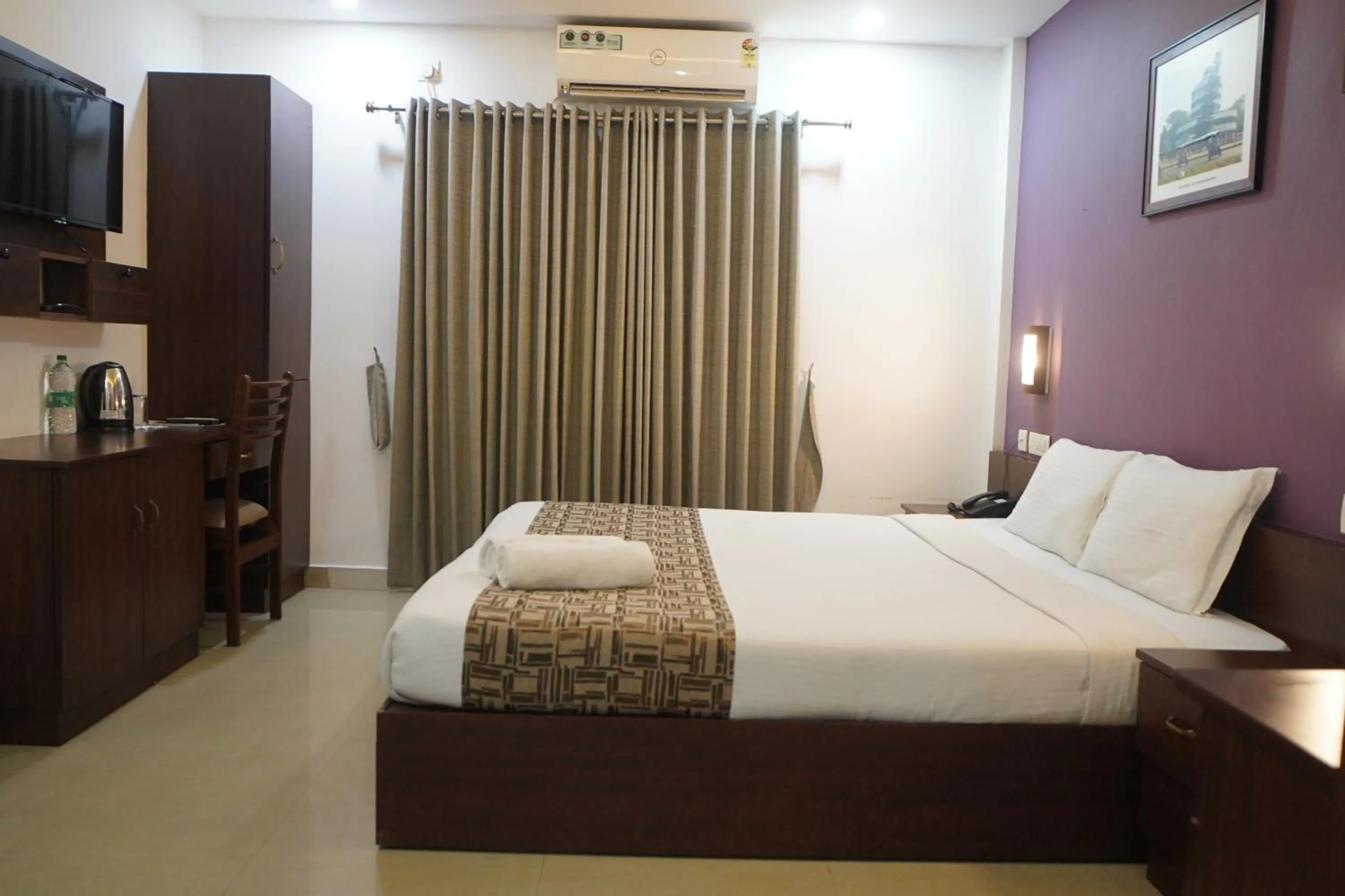 Bedroom, Bed in North Centre