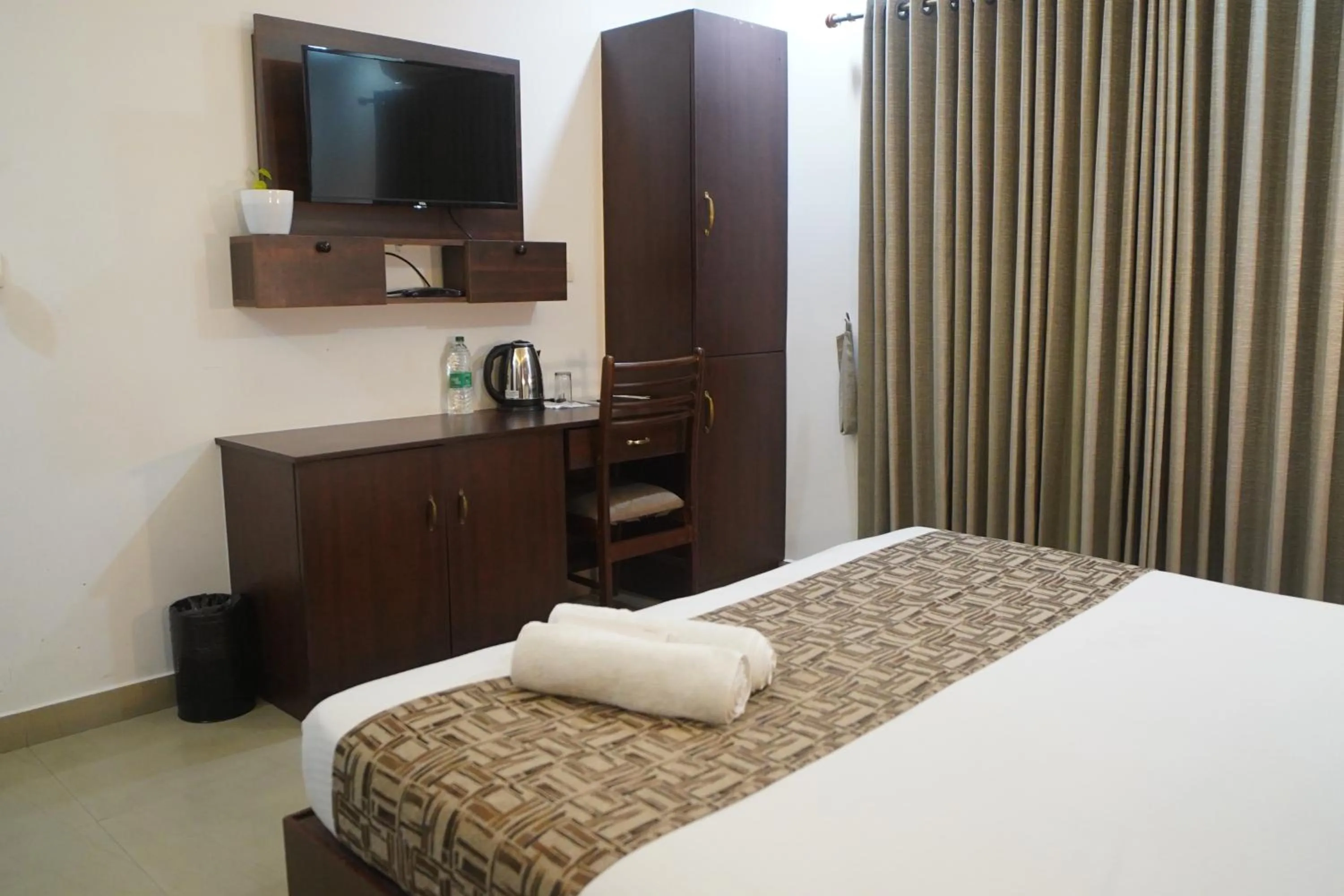 Bedroom, Bed in North Centre