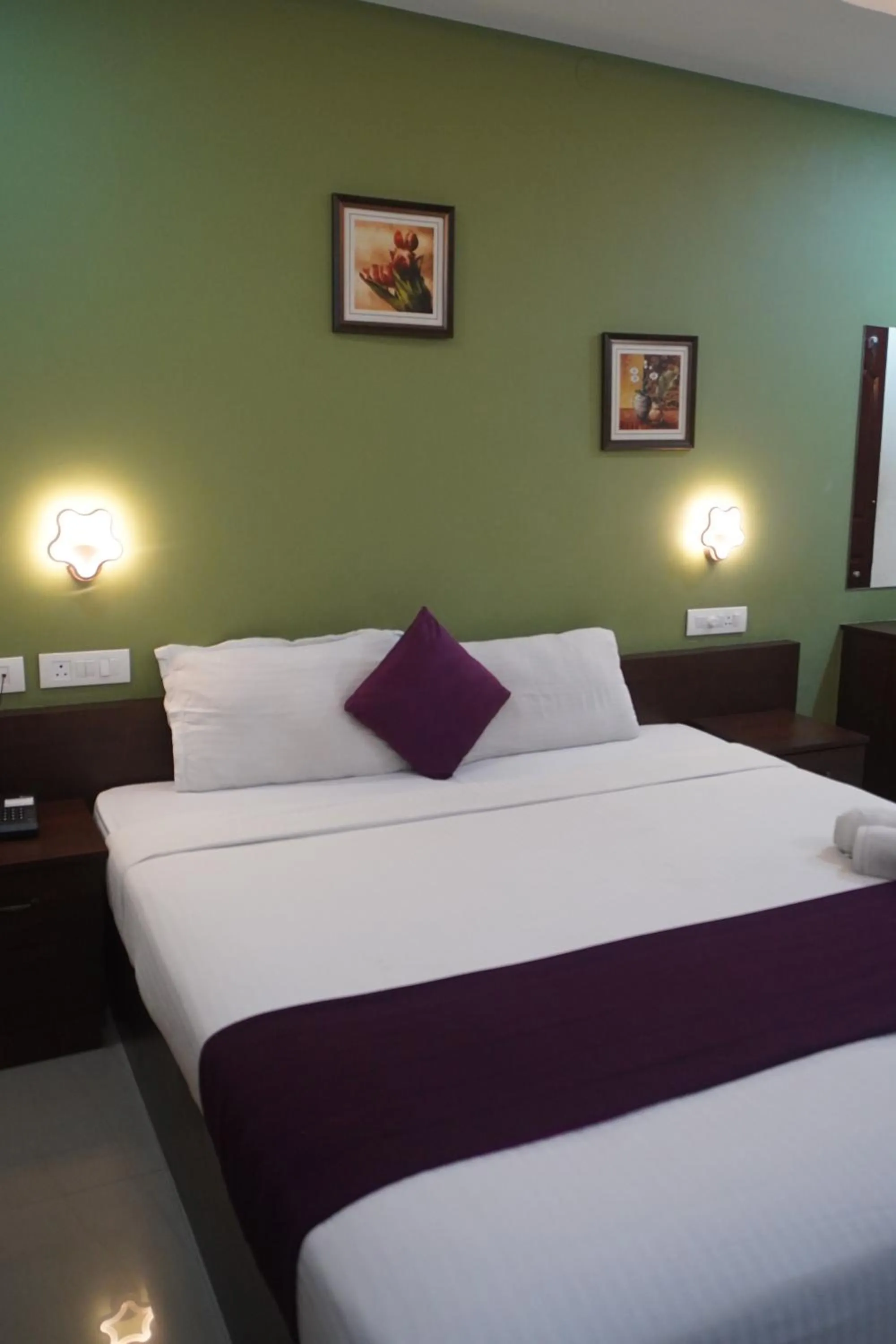 Bedroom, Bed in North Centre