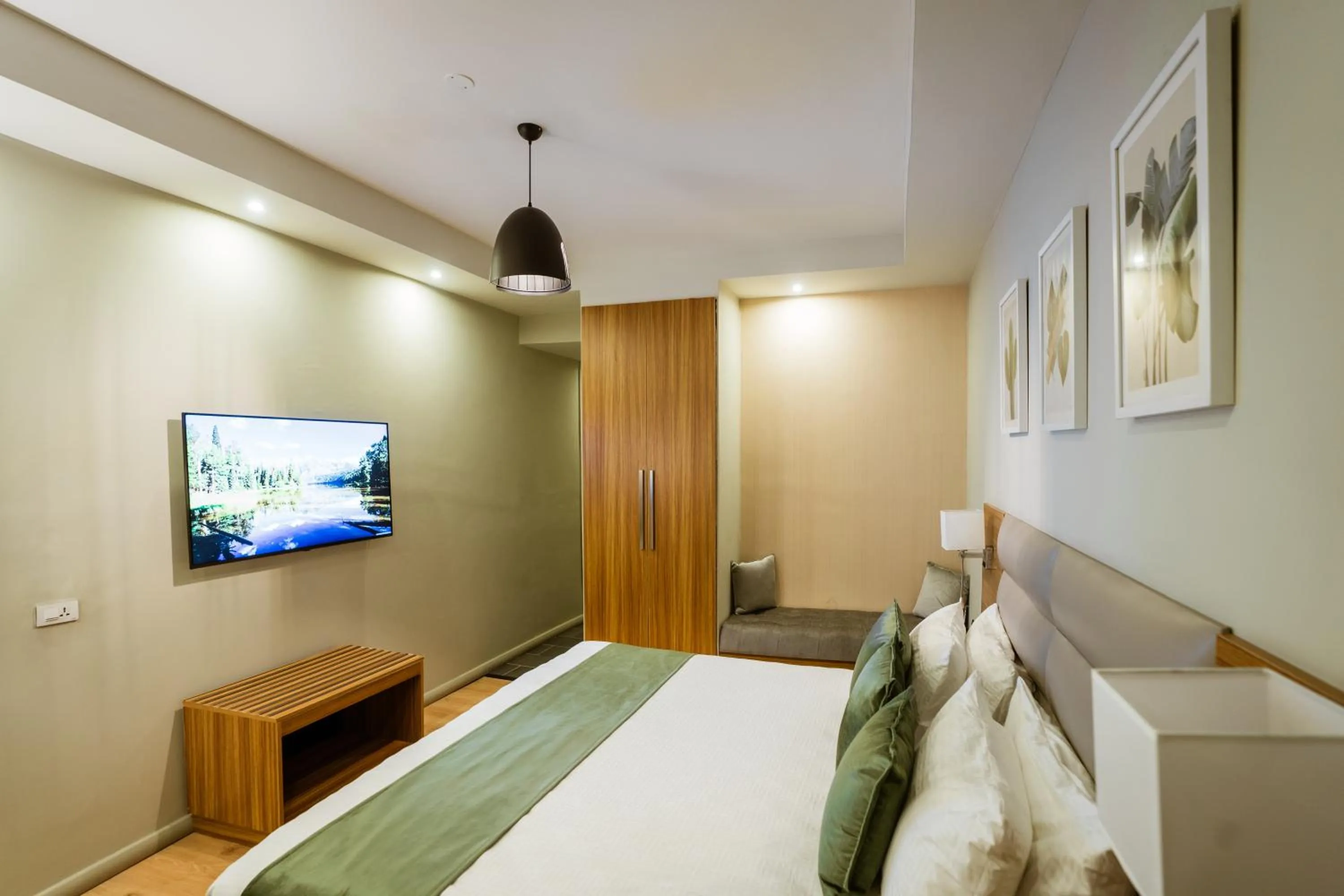 Bedroom, Bed in Monarch Hotel