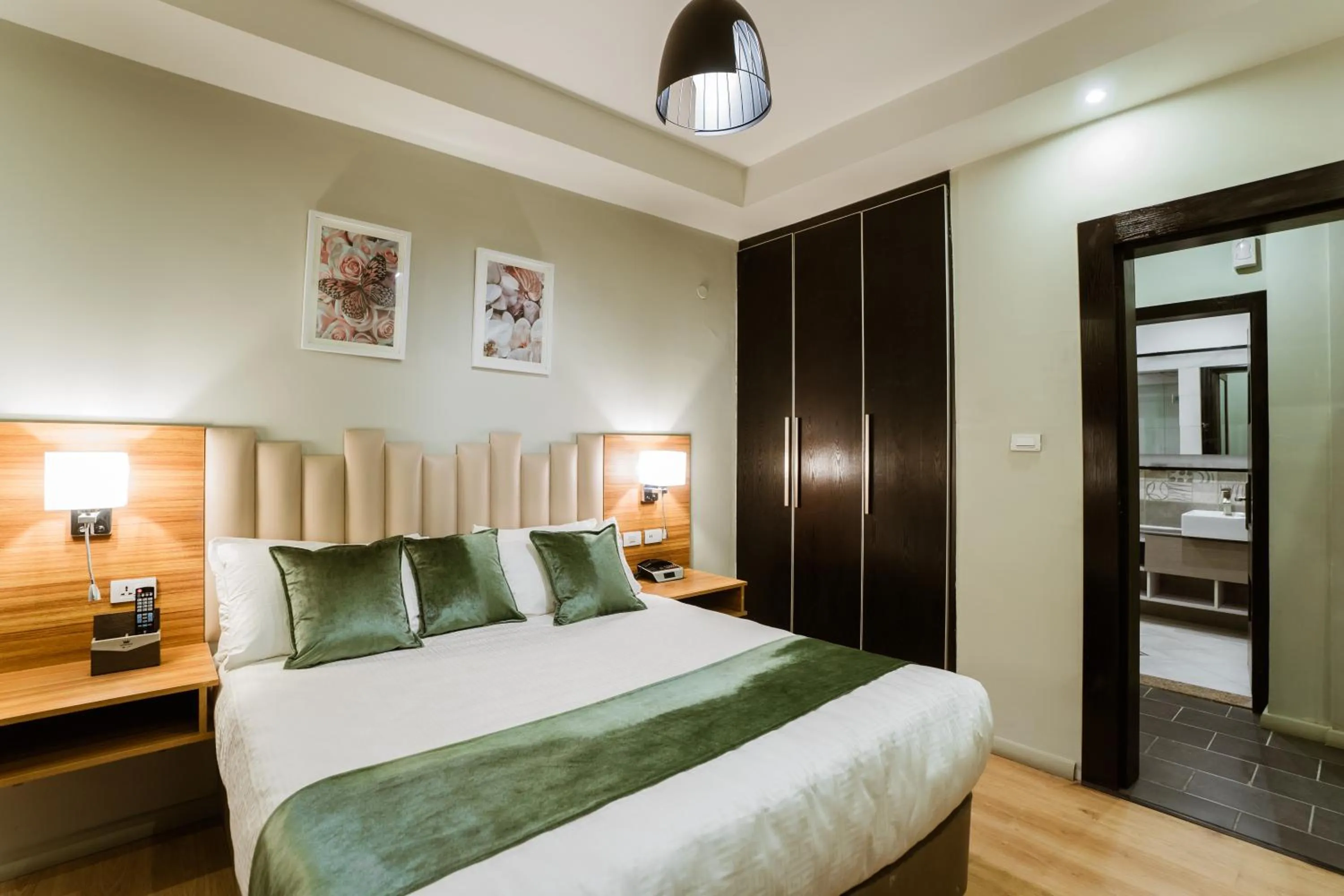 Bedroom, Bed in Monarch Hotel