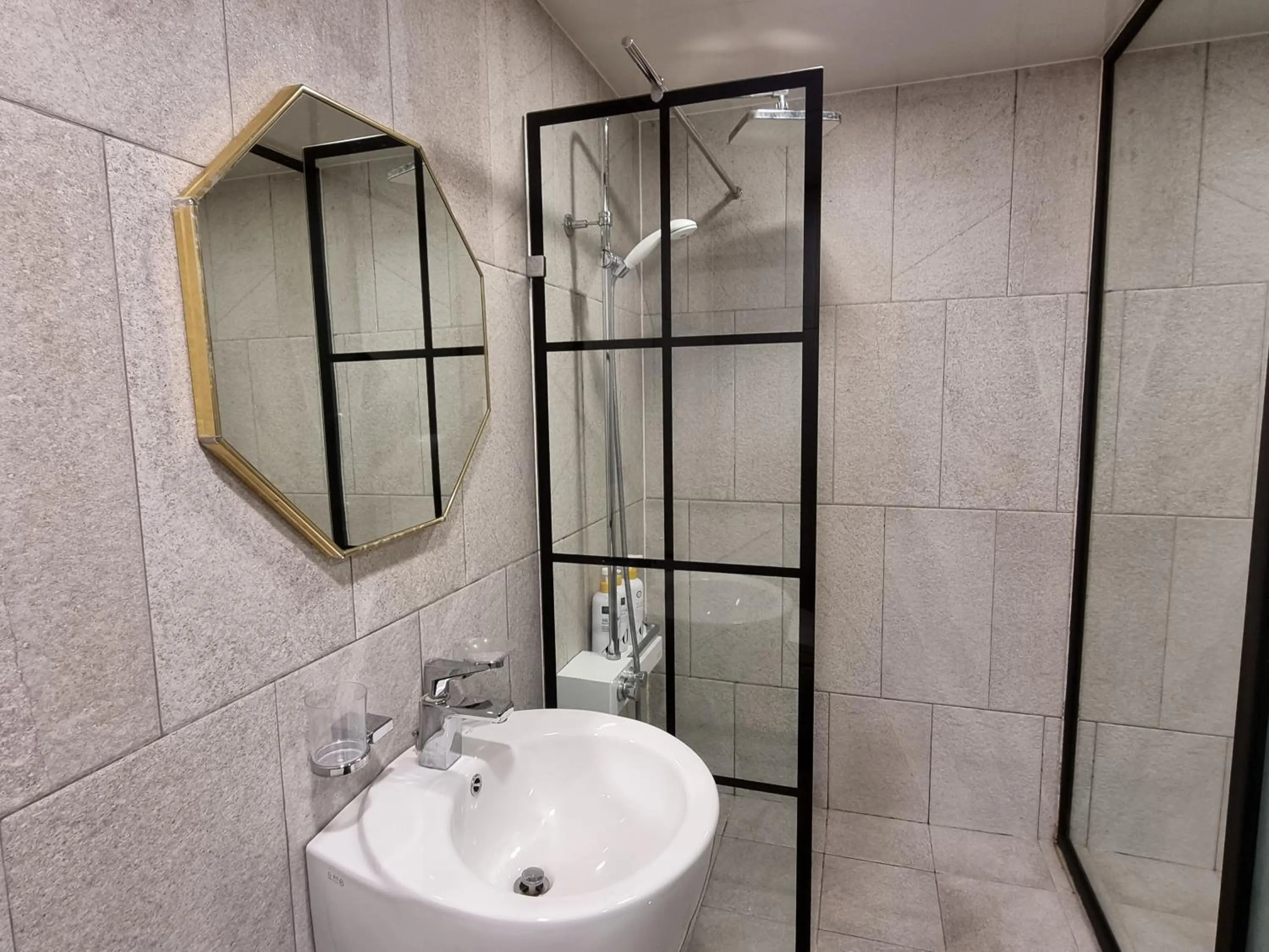 Shower in Jamsil Funny Hotel