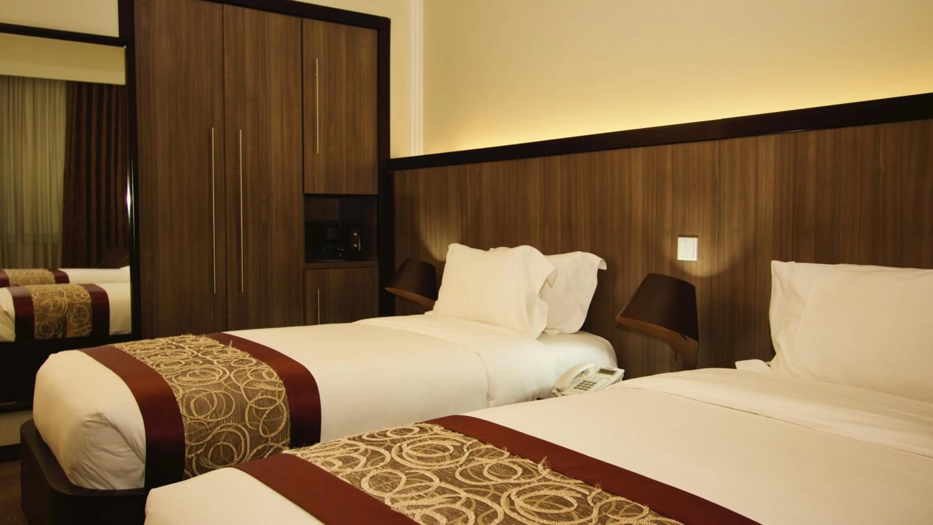 Bedroom, Bed in Elilly International Hotel