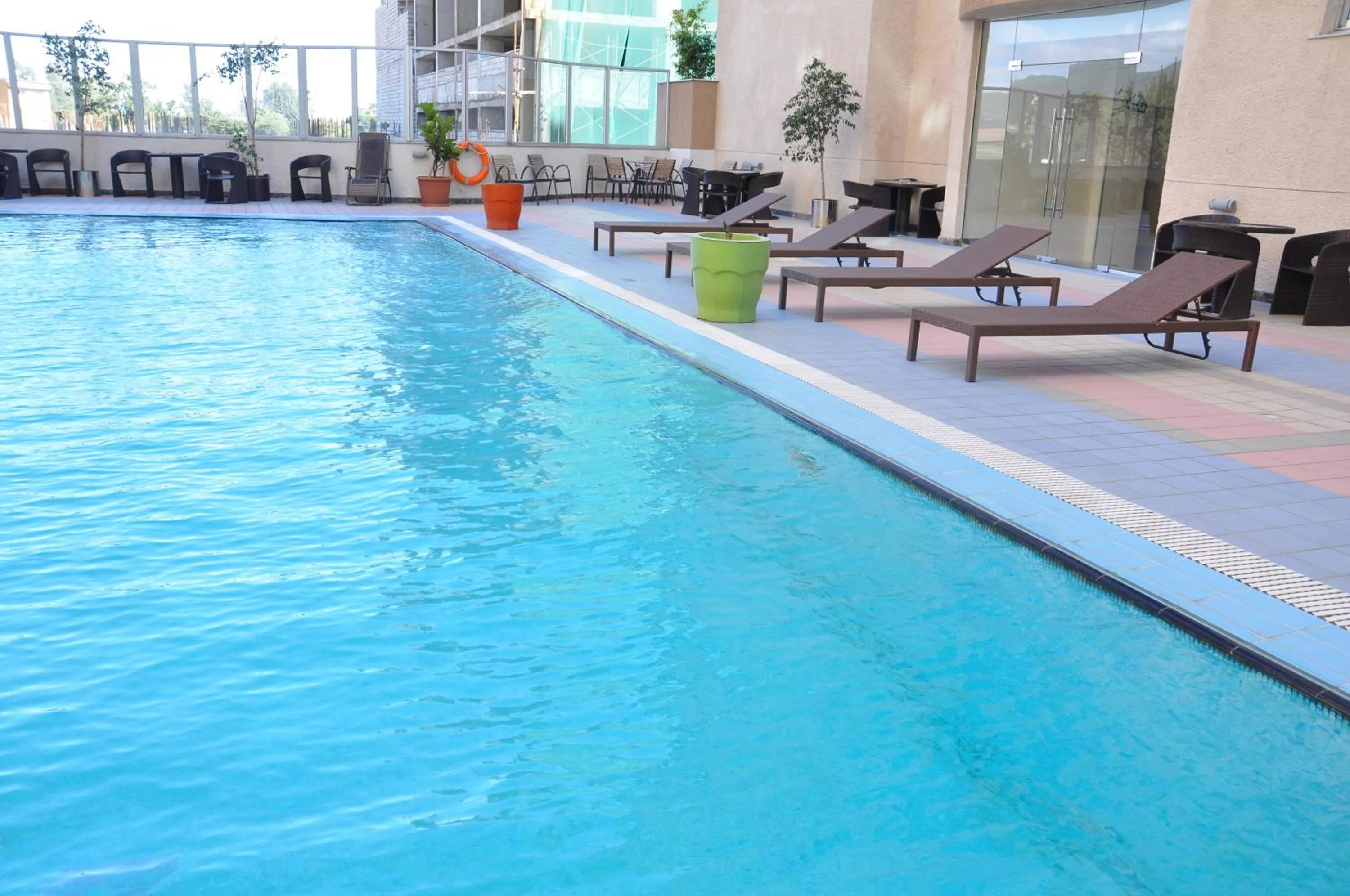 Swimming pool in Elilly International Hotel