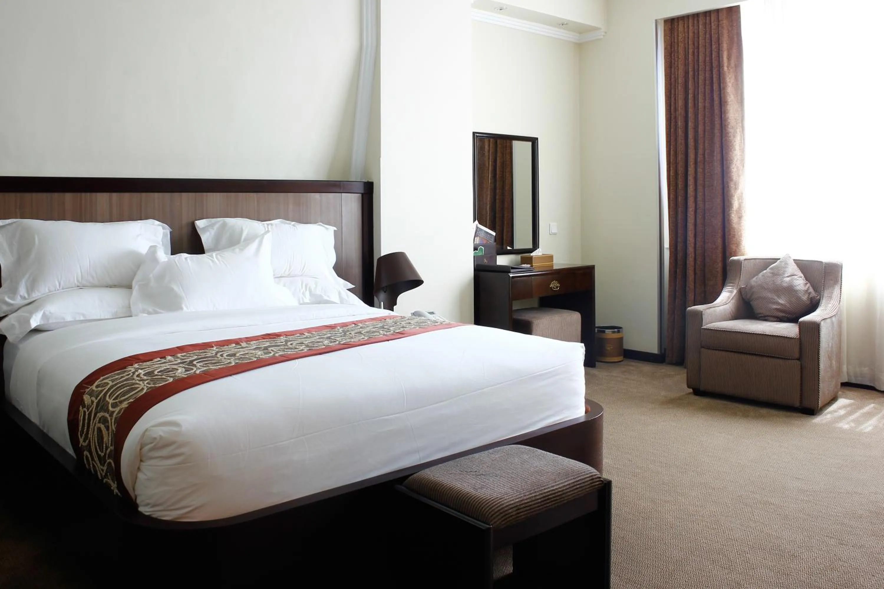 Bedroom, Bed in Elilly International Hotel