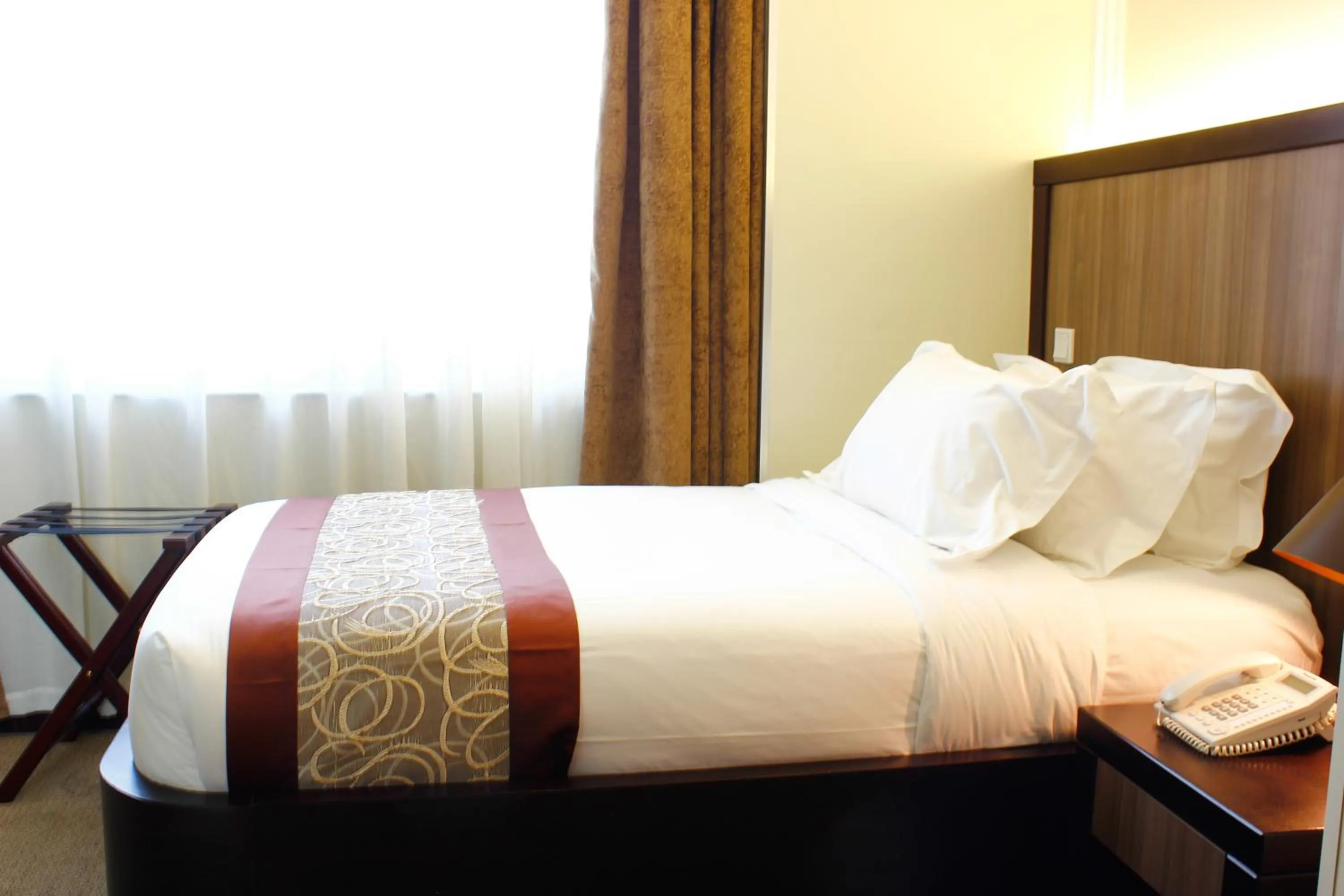 Bedroom, Bed in Elilly International Hotel