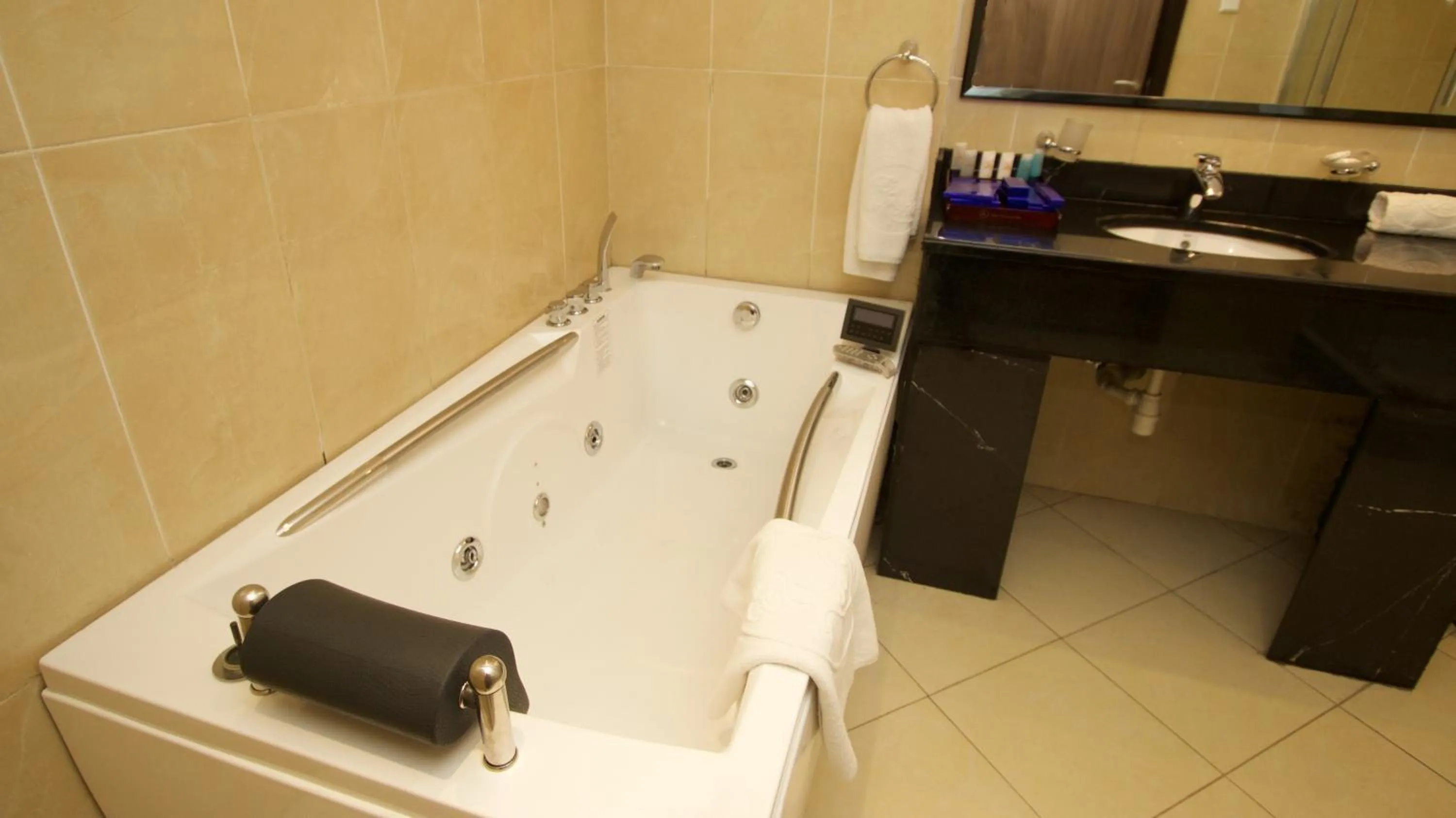 Hot Tub in Elilly International Hotel