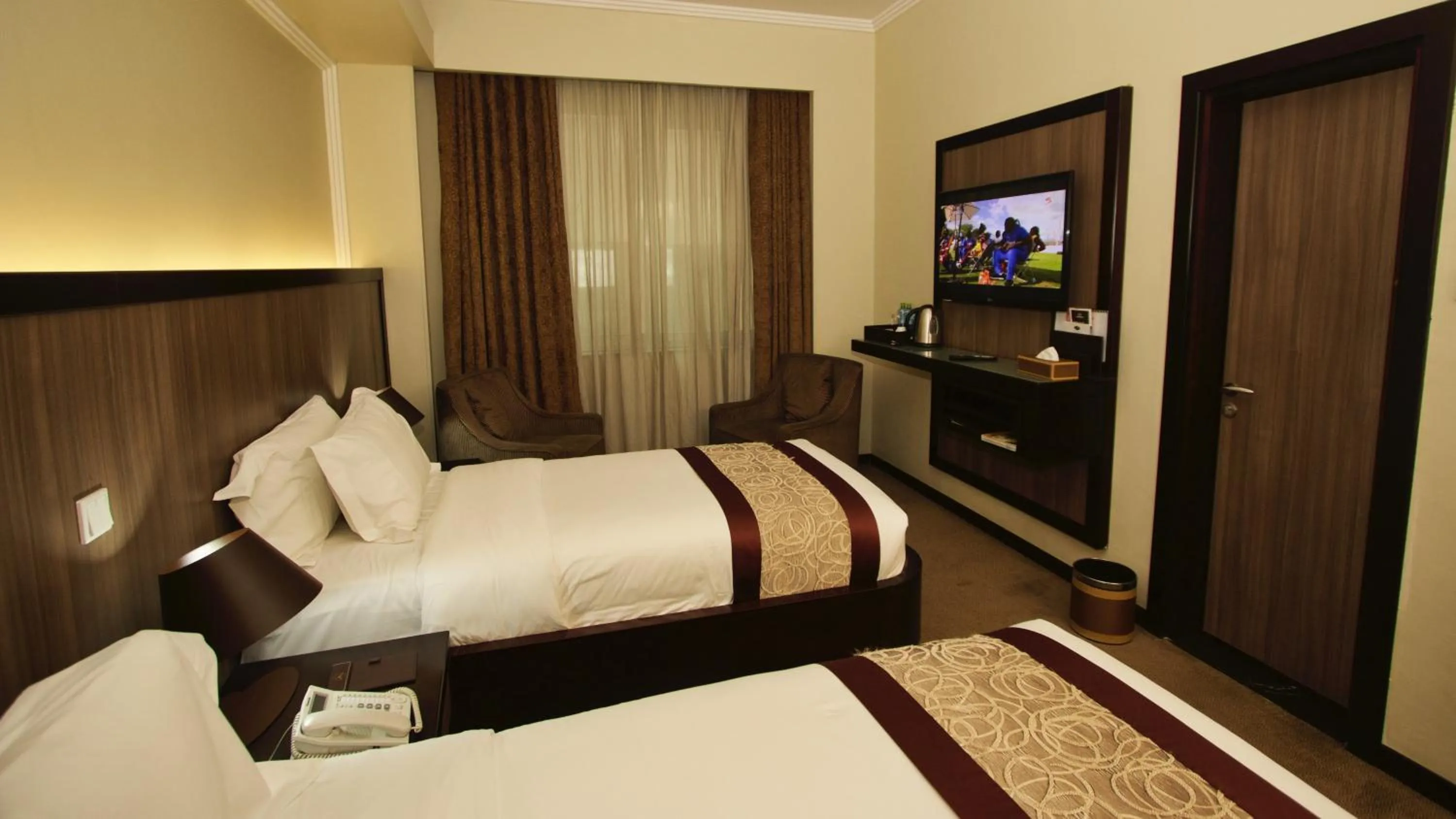 TV and multimedia, Bed in Elilly International Hotel