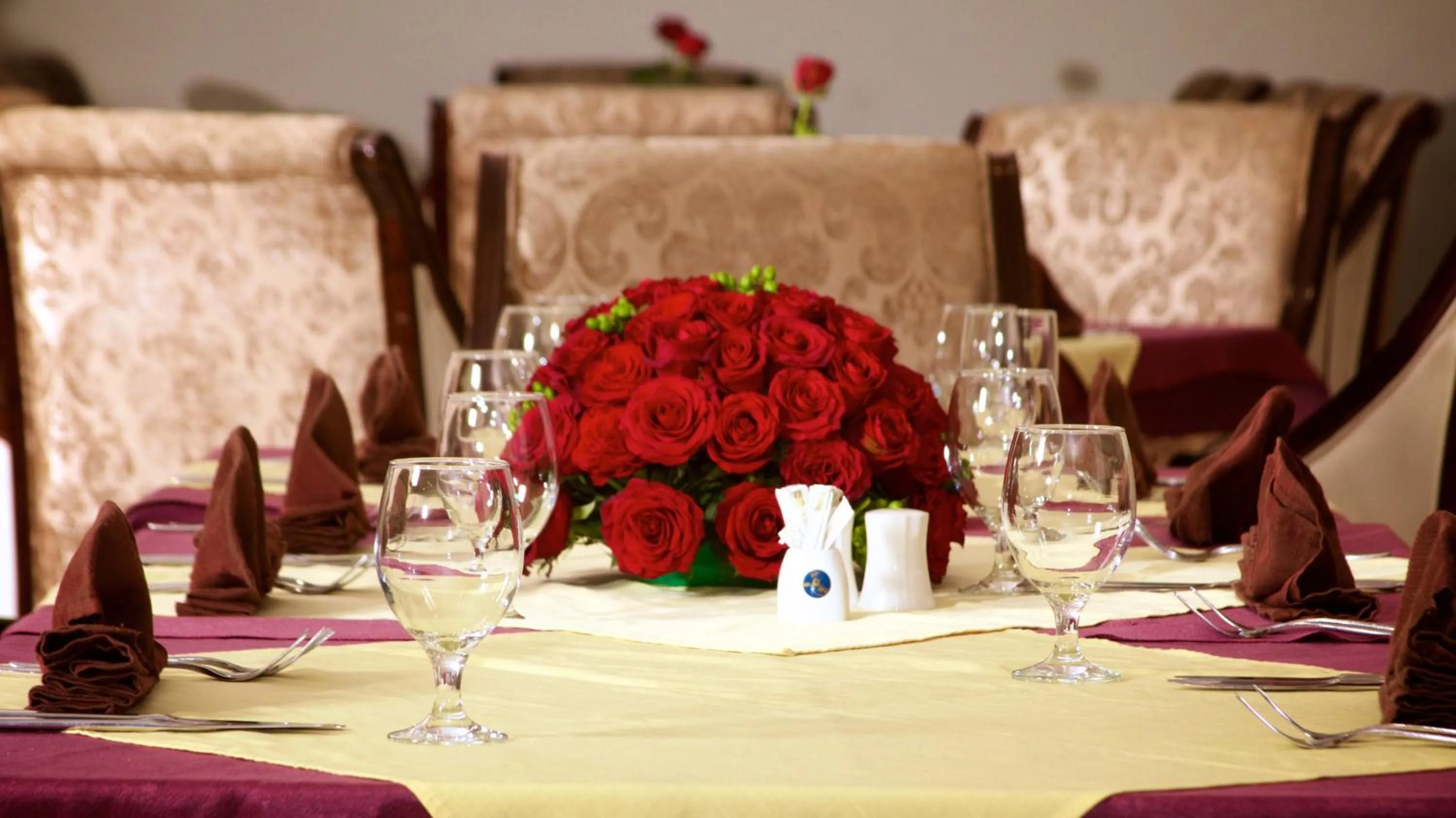 Restaurant/places to eat in Elilly International Hotel