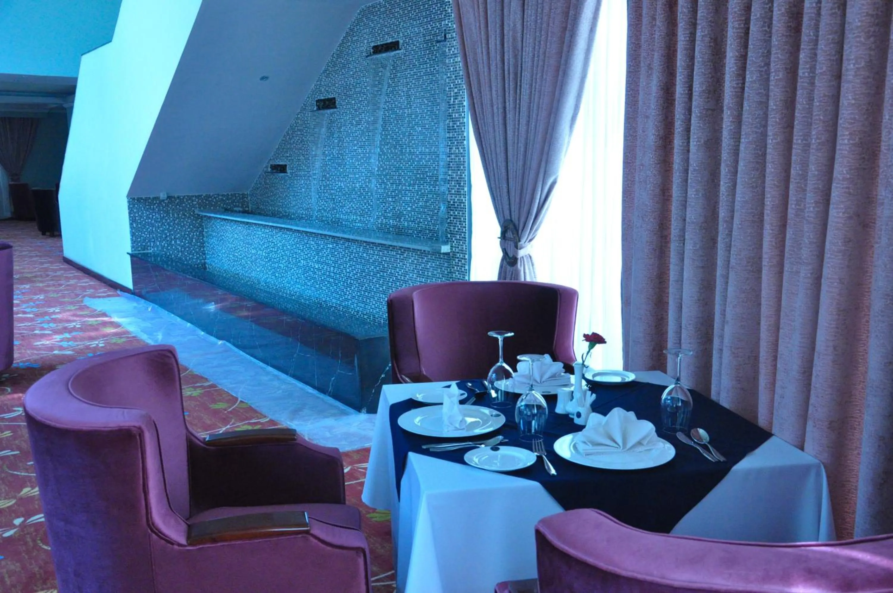 Restaurant/places to eat in Elilly International Hotel