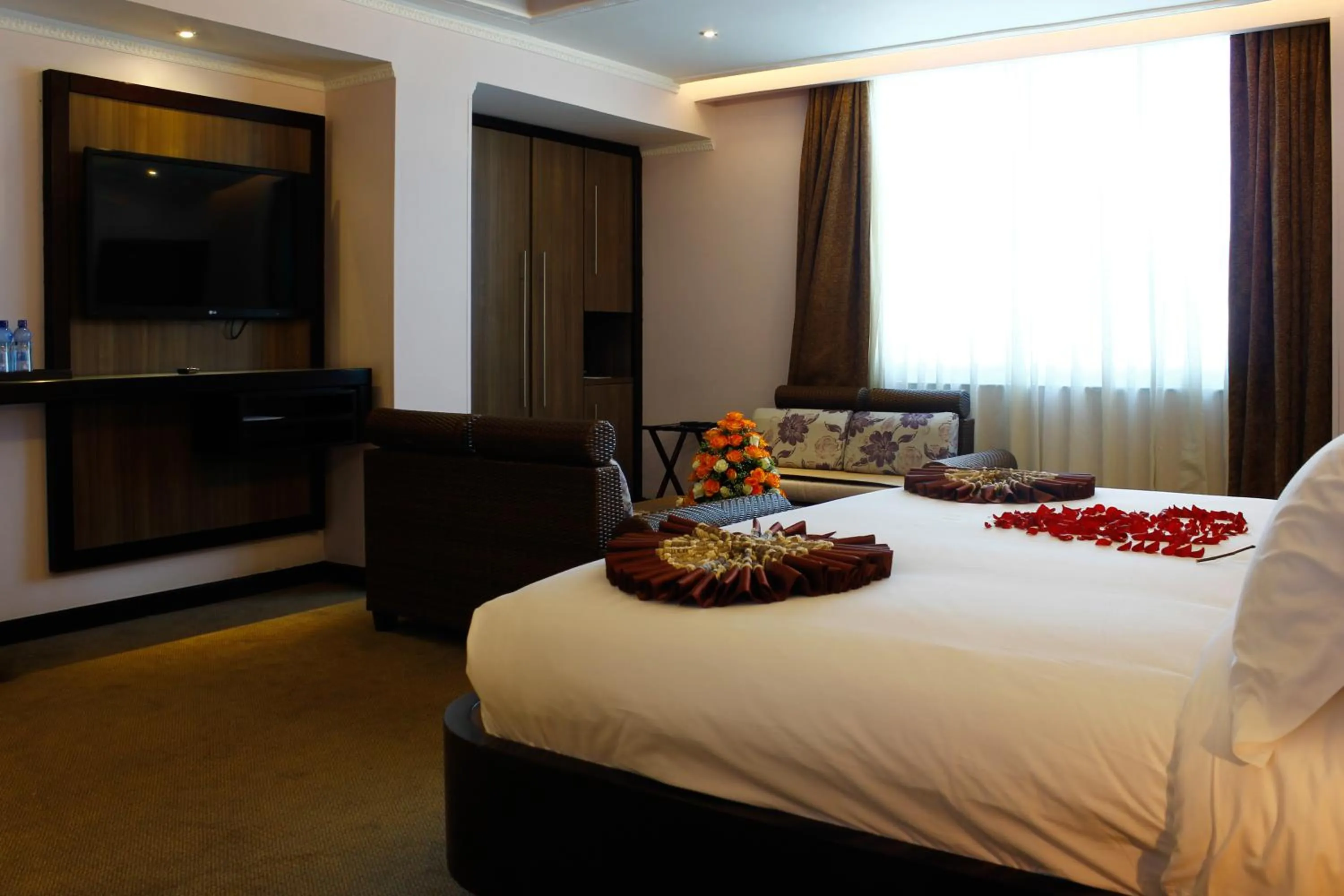 Bedroom, Bed in Elilly International Hotel