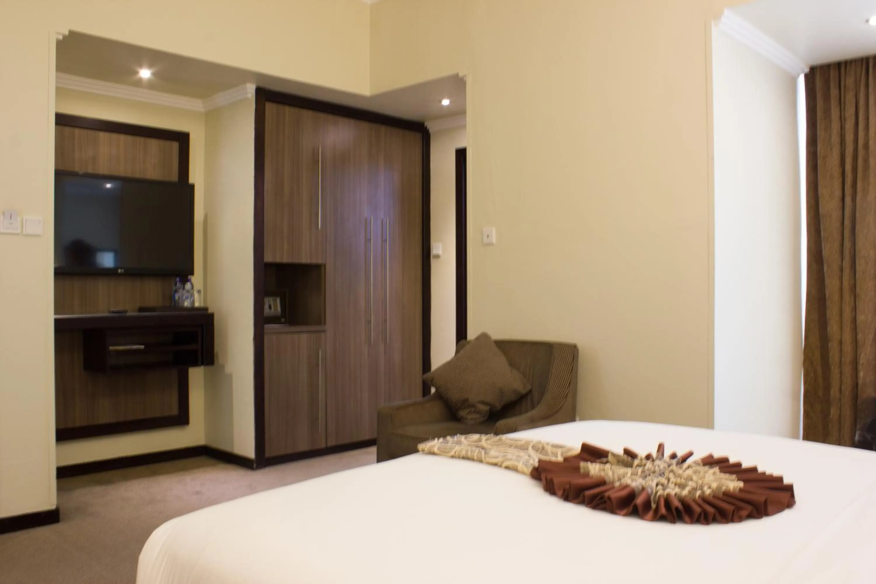 Bedroom, Bed in Elilly International Hotel