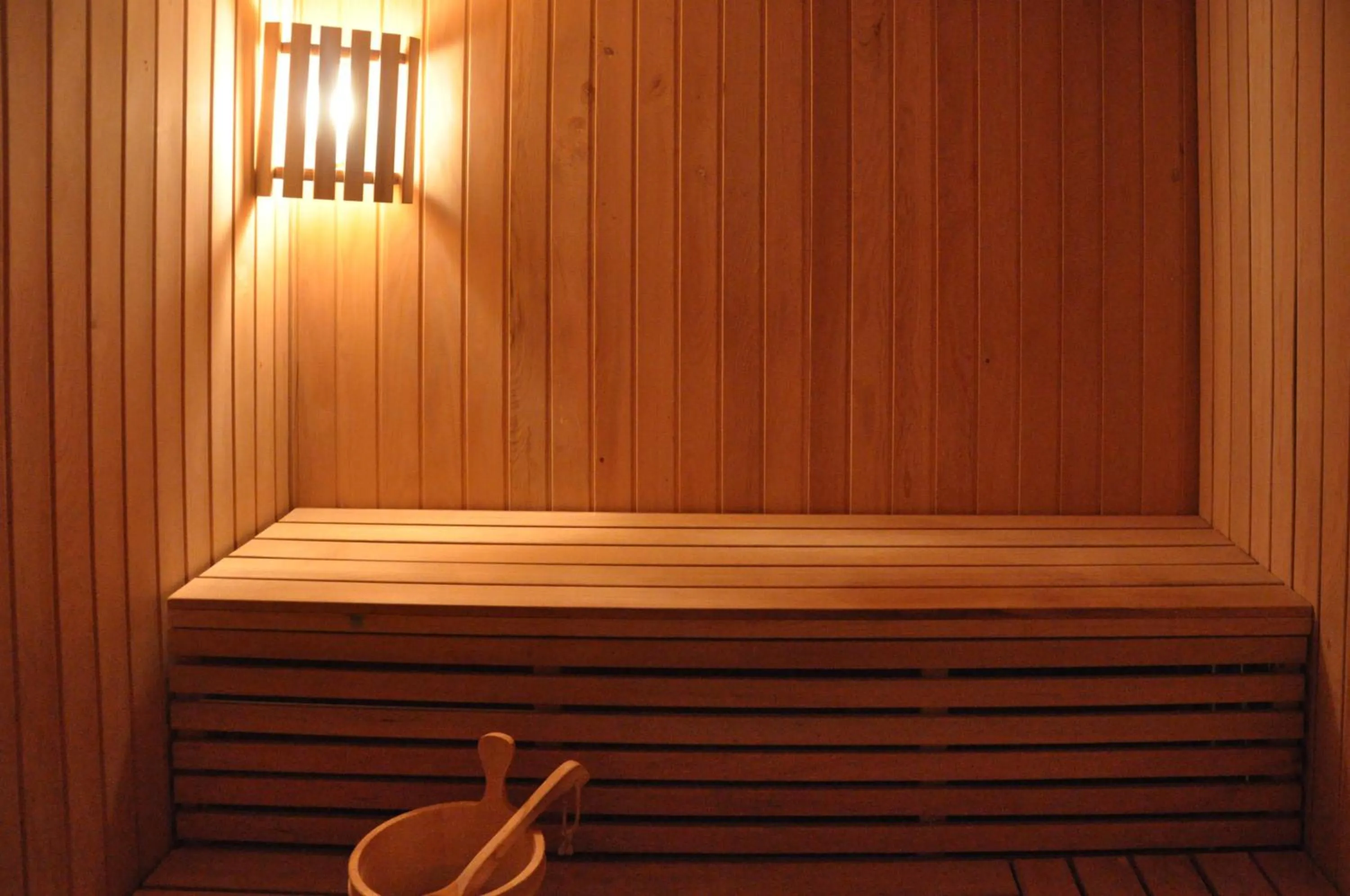 Steam room in Elilly International Hotel