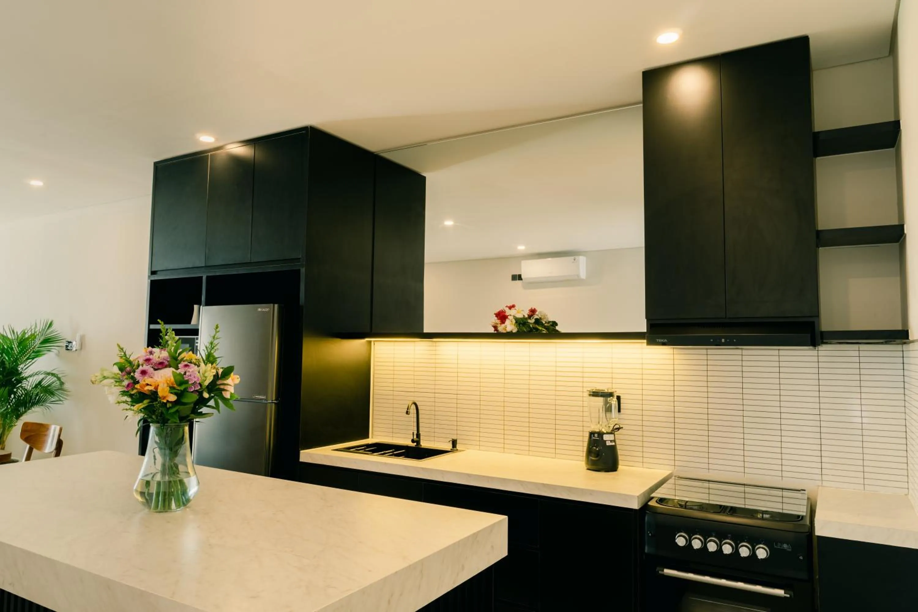 Kitchen or kitchenette in The Menuai Bali Villas Canggu