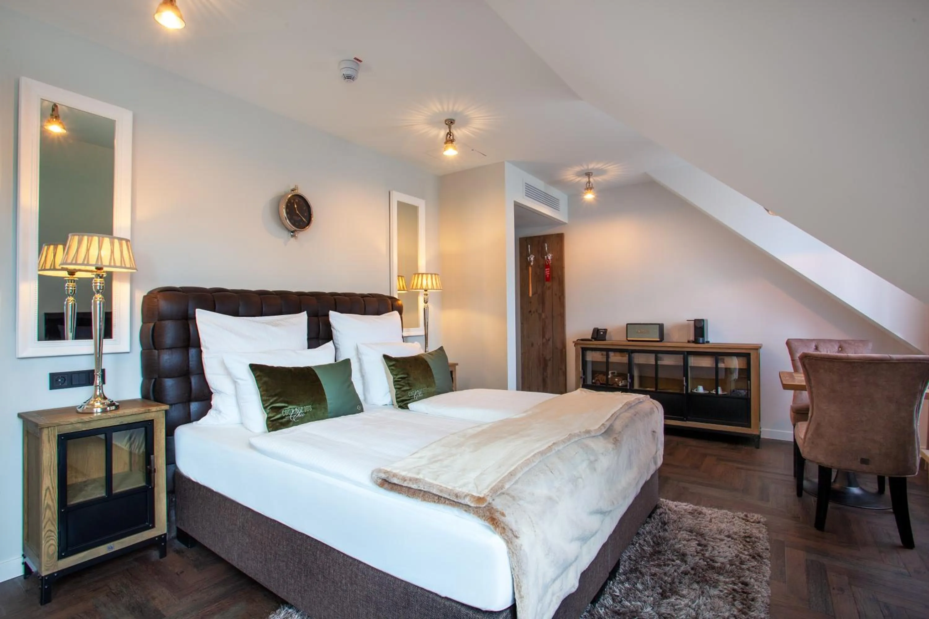 Photo of the whole room, Bed in Hotel Achterum Greetsiel