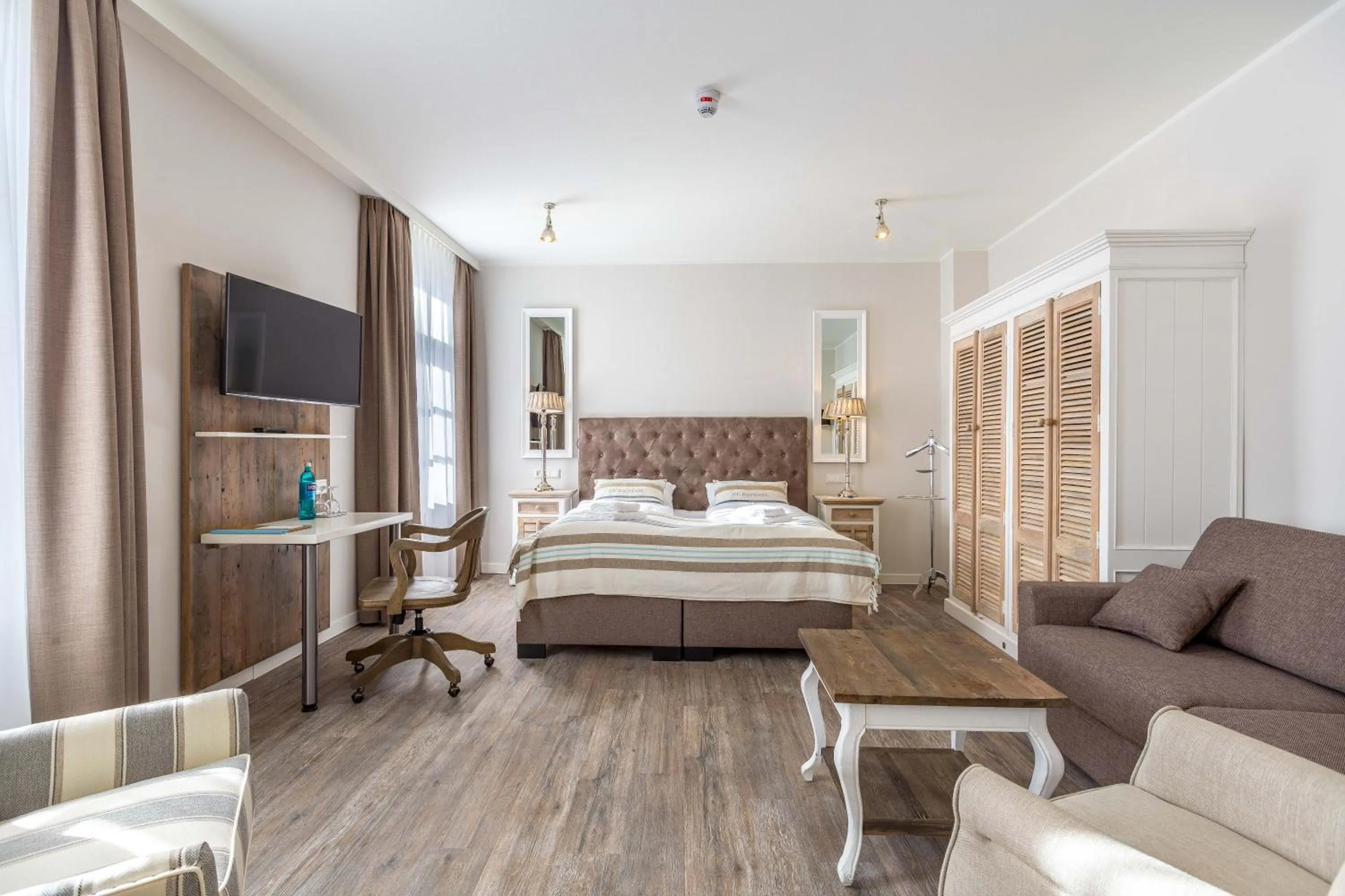 Photo of the whole room, Bed in Hotel Achterum Greetsiel