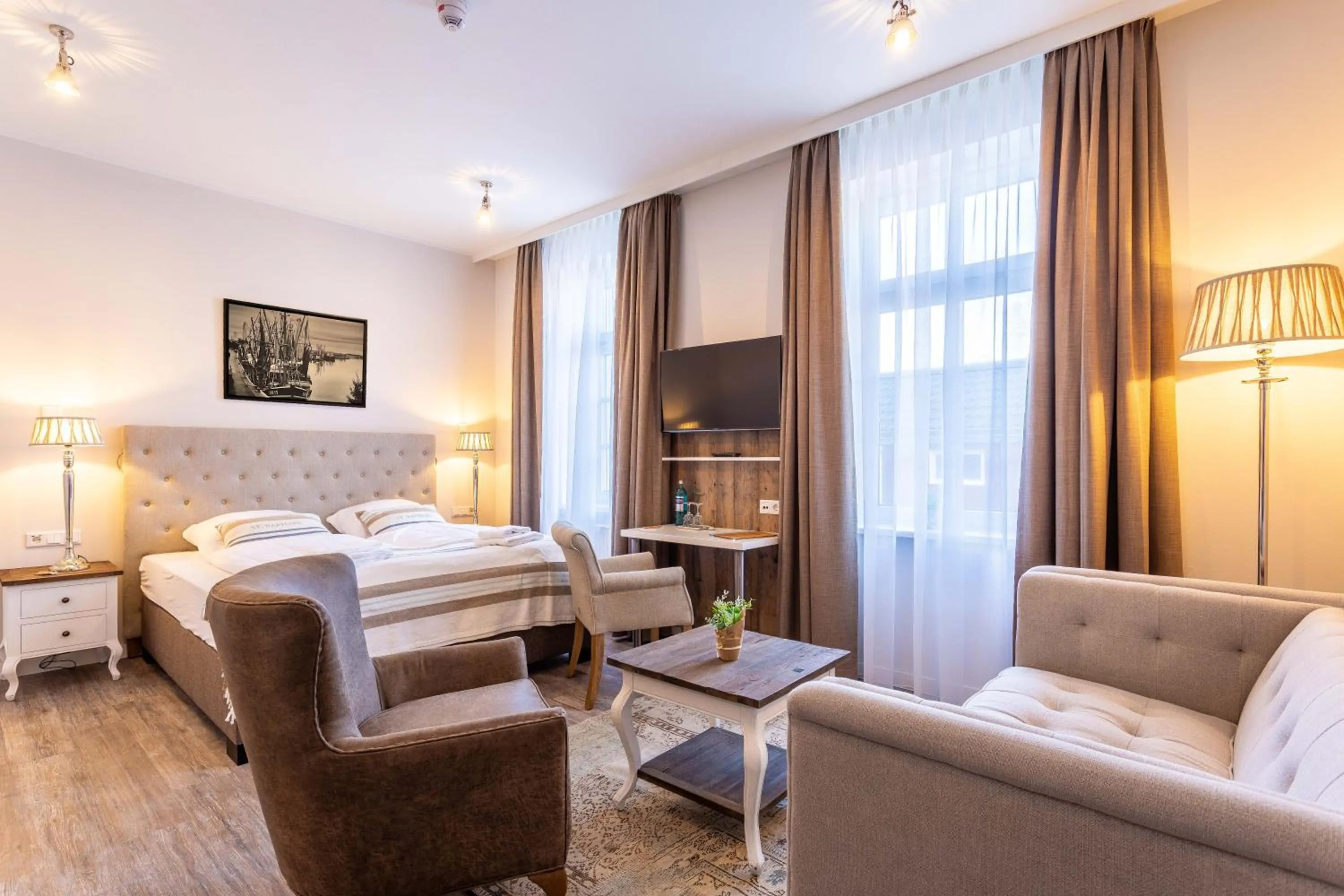 Photo of the whole room, Bed in Hotel Achterum Greetsiel