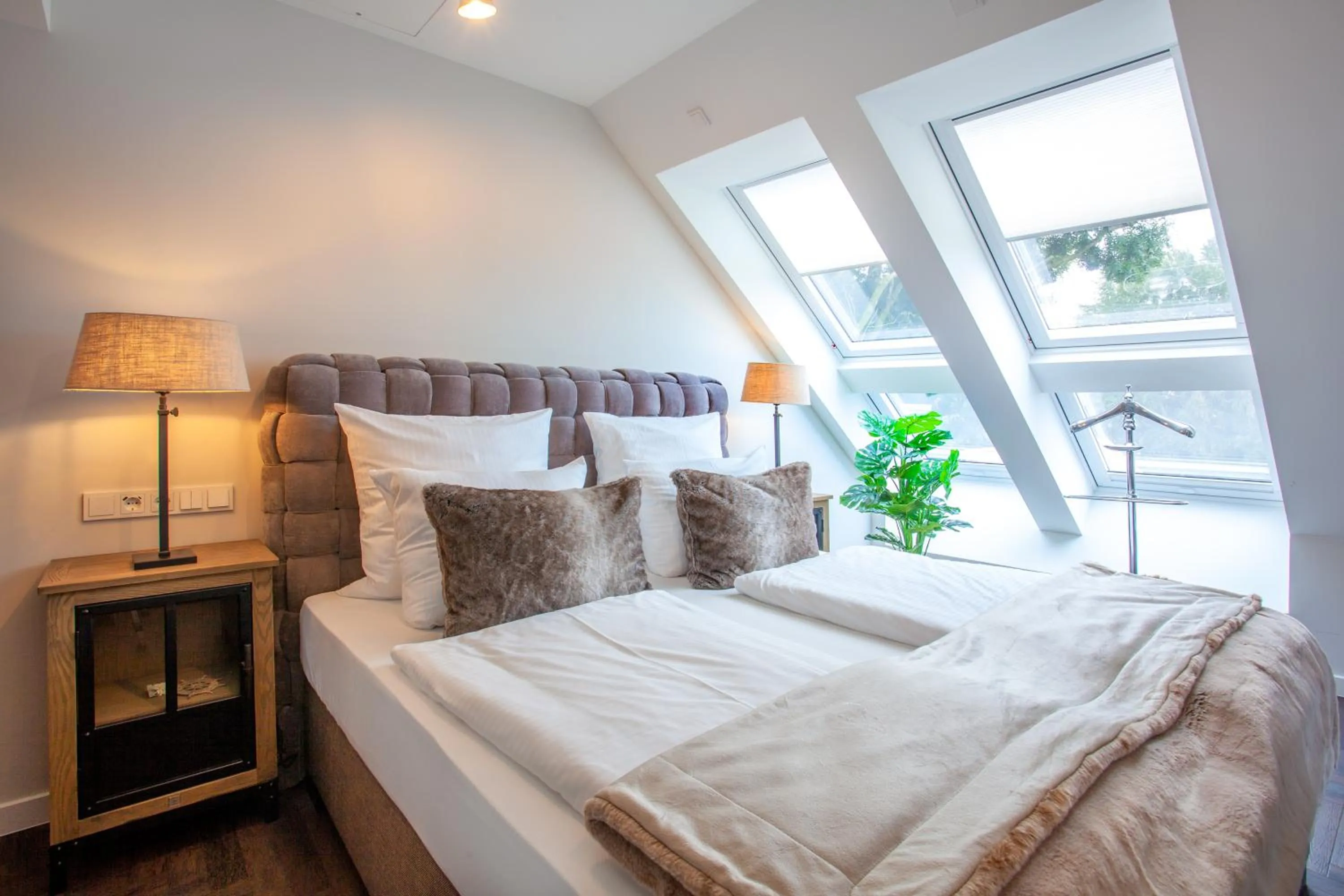 Photo of the whole room, Bed in Hotel Achterum Greetsiel