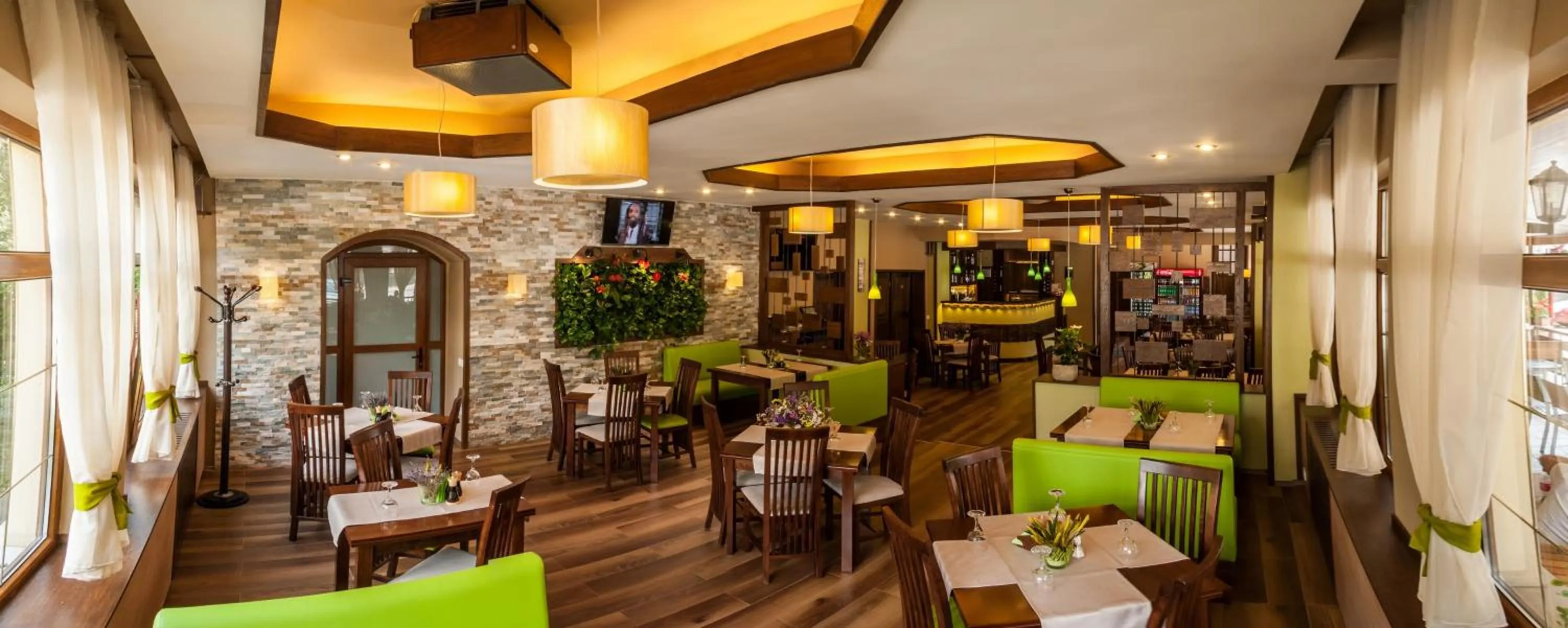 Restaurant/places to eat in Hotel Riviera