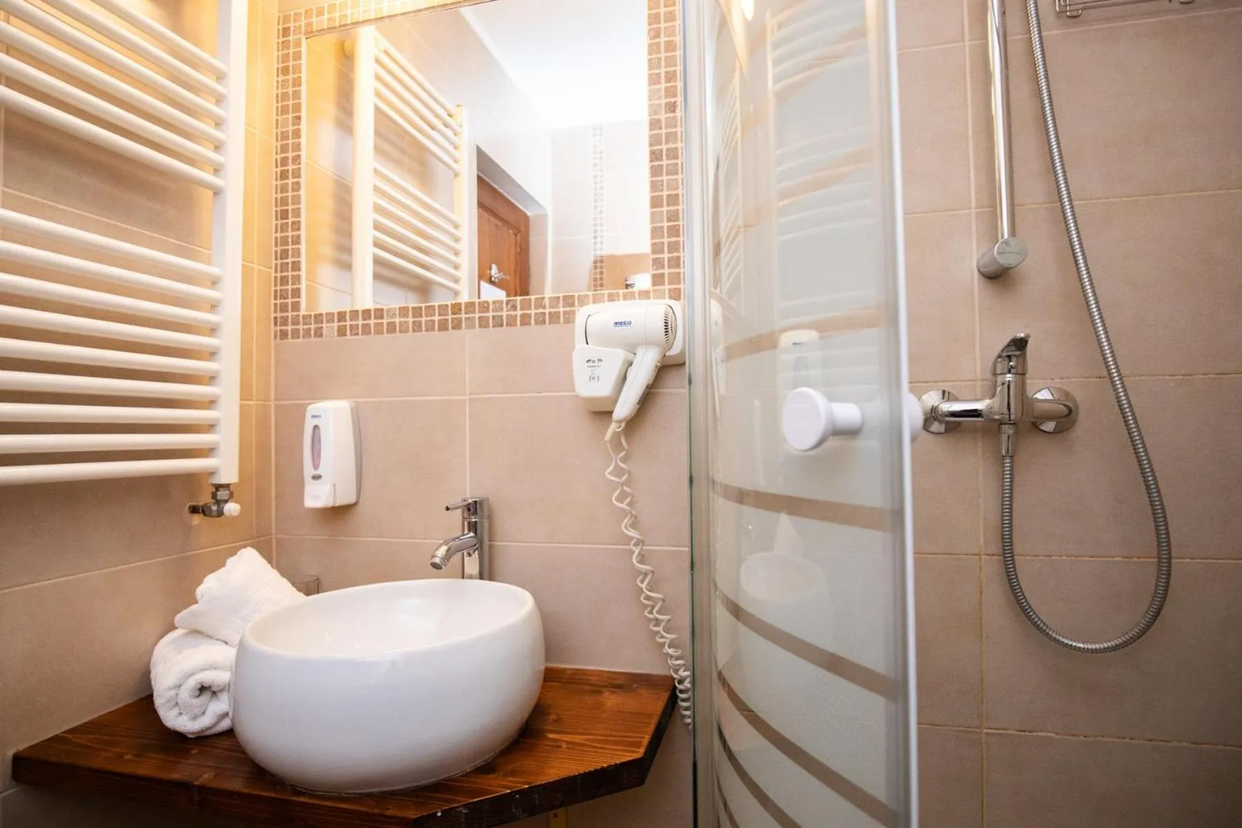 Shower in Hotel Riviera