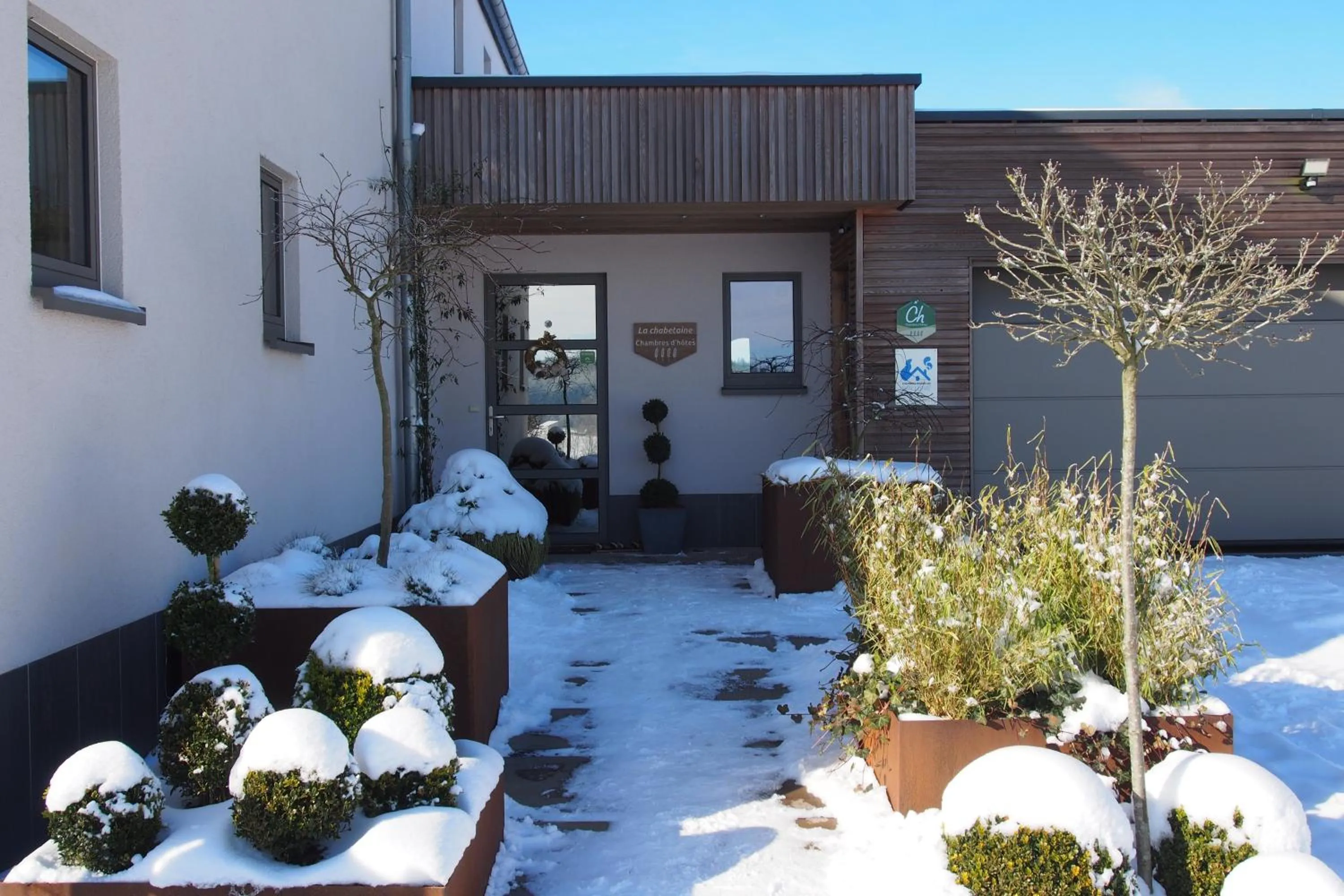 Facade/entrance in B&B La Chabetaine