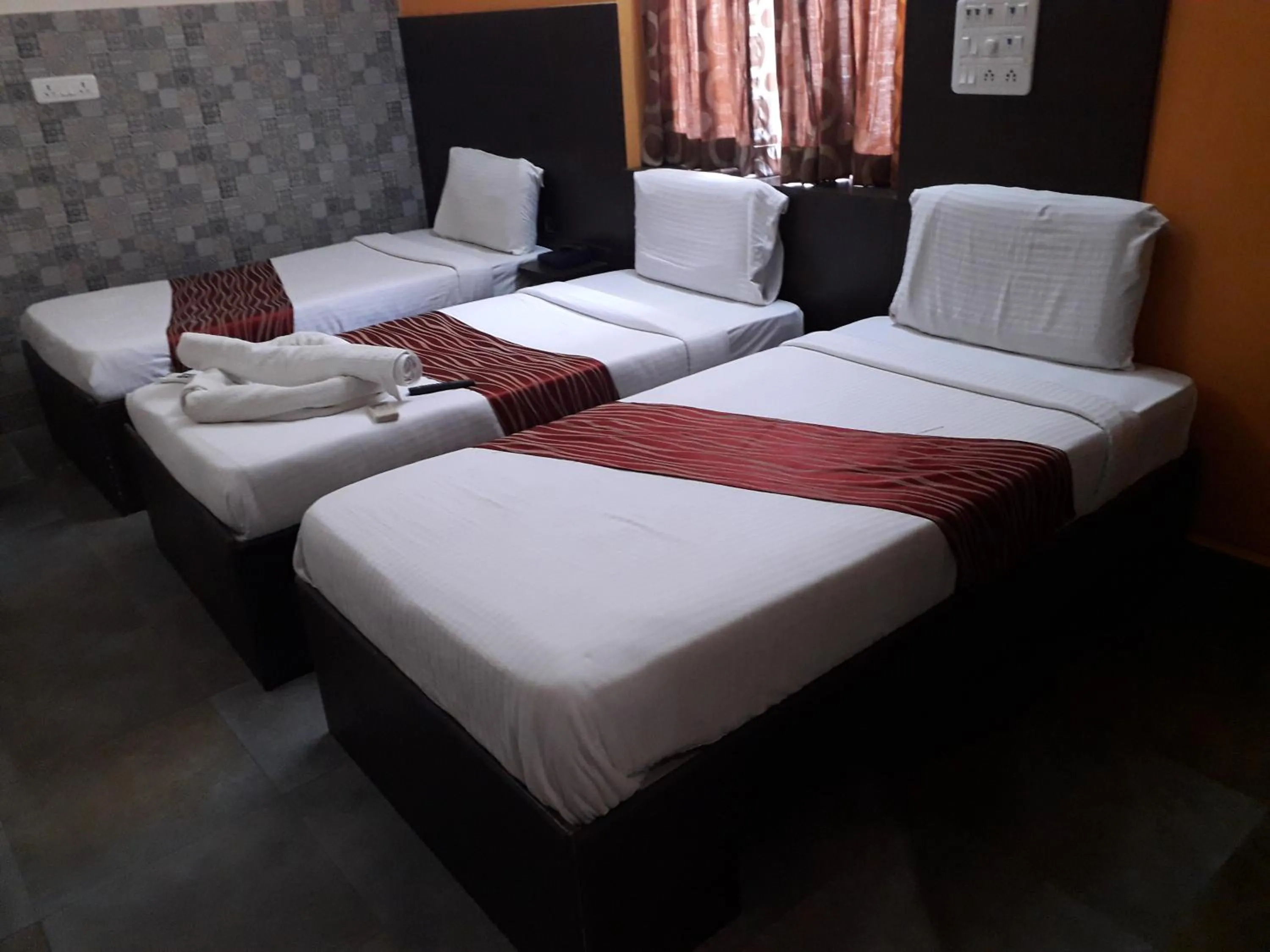 Bed in Season 4 Residences -Thiruvanmiyur Near Tidel park Apollo Proton cancer center and IIT Madras Research Park