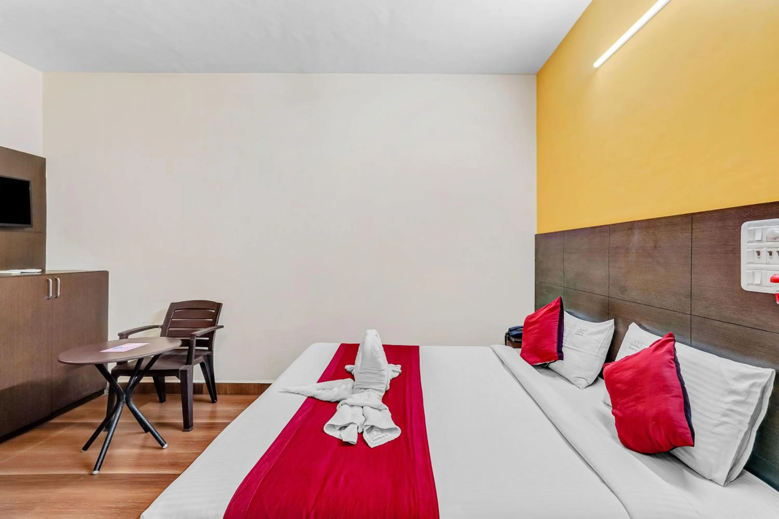 Bed in Season 4 Residences -Thiruvanmiyur Near Tidel park Apollo Proton cancer center and IIT Madras Research Park