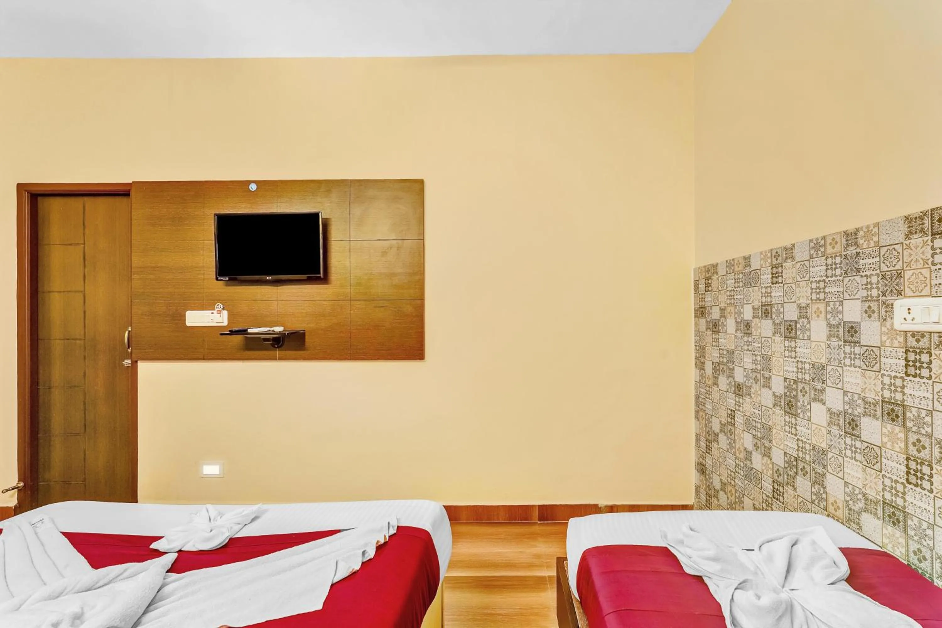 Bed in Season 4 Residences -Thiruvanmiyur Near Tidel park Apollo Proton cancer center and IIT Madras Research Park