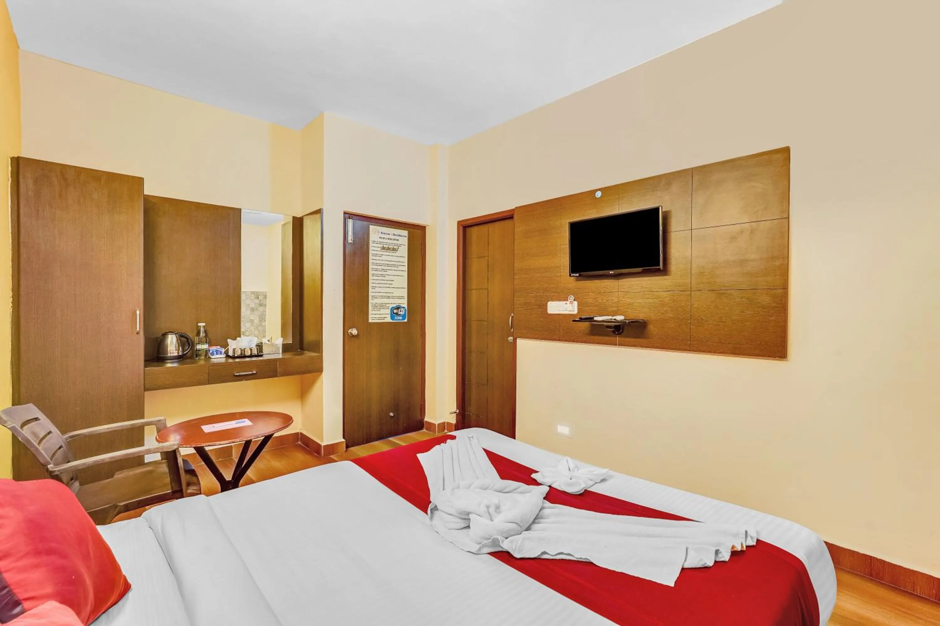 Bed in Season 4 Residences -Thiruvanmiyur Near Tidel park Apollo Proton cancer center and IIT Madras Research Park