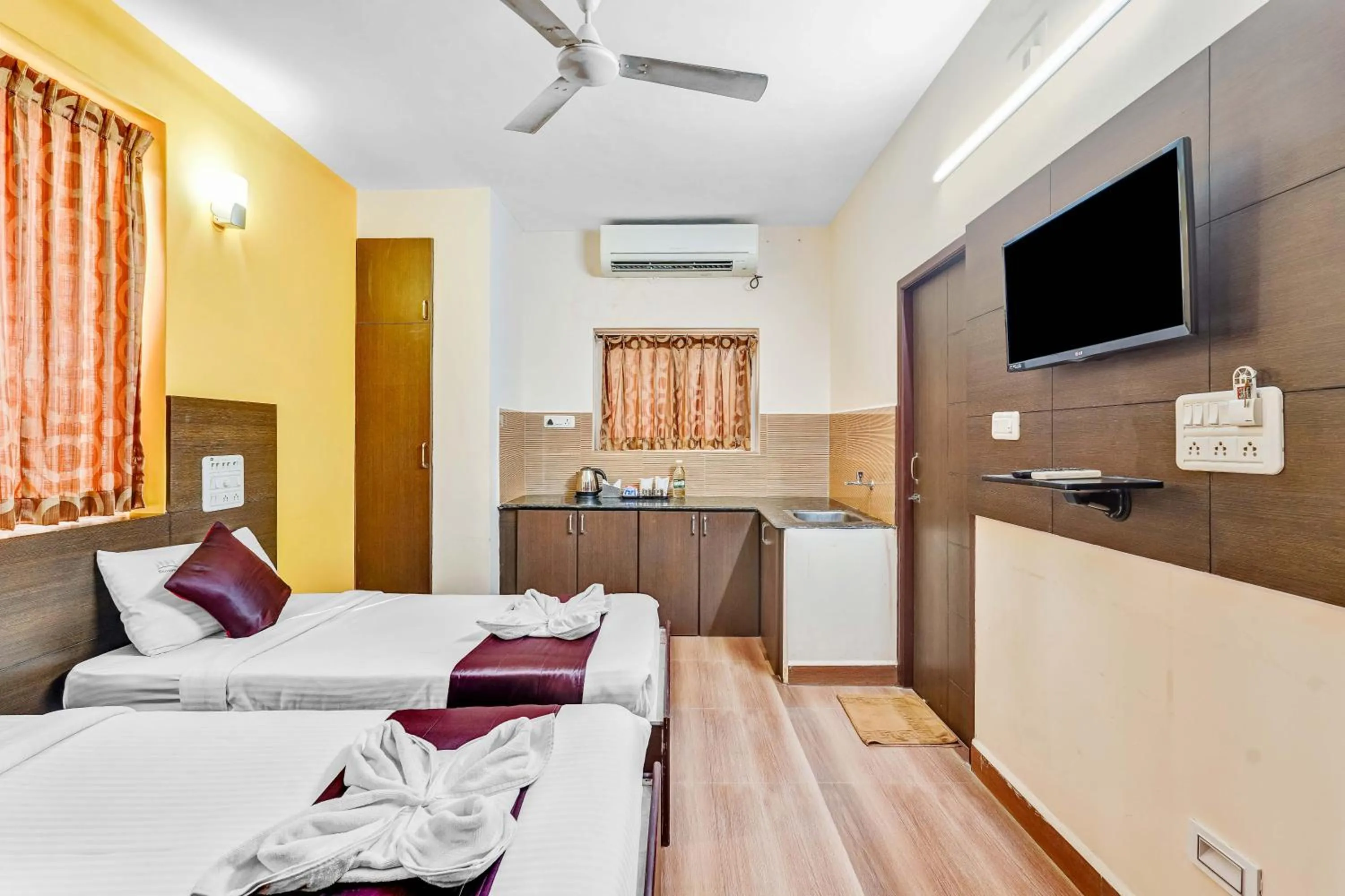 Bed in Season 4 Residences -Thiruvanmiyur Near Tidel park Apollo Proton cancer center and IIT Madras Research Park