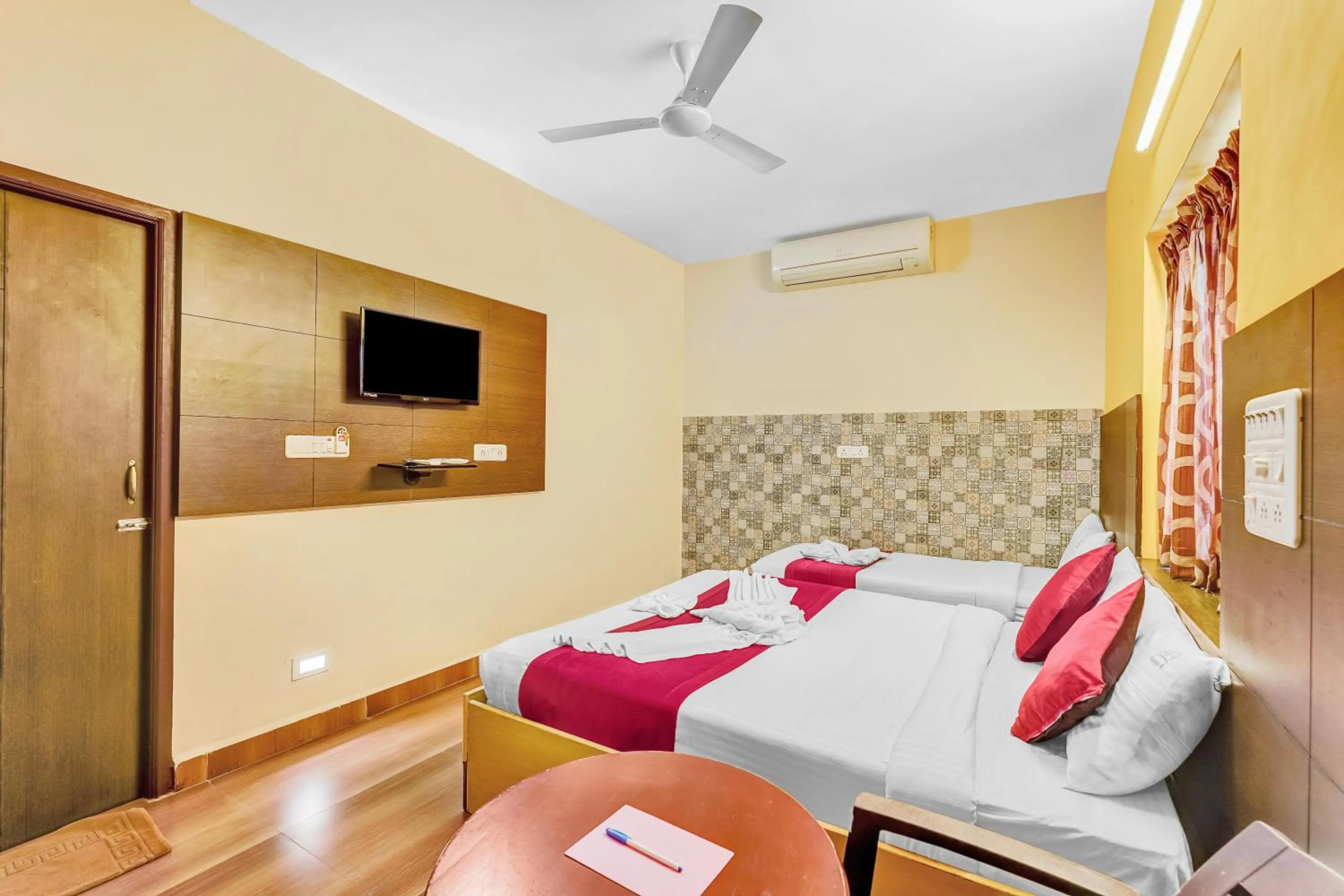 Bed in Season 4 Residences -Thiruvanmiyur Near Tidel park Apollo Proton cancer center and IIT Madras Research Park
