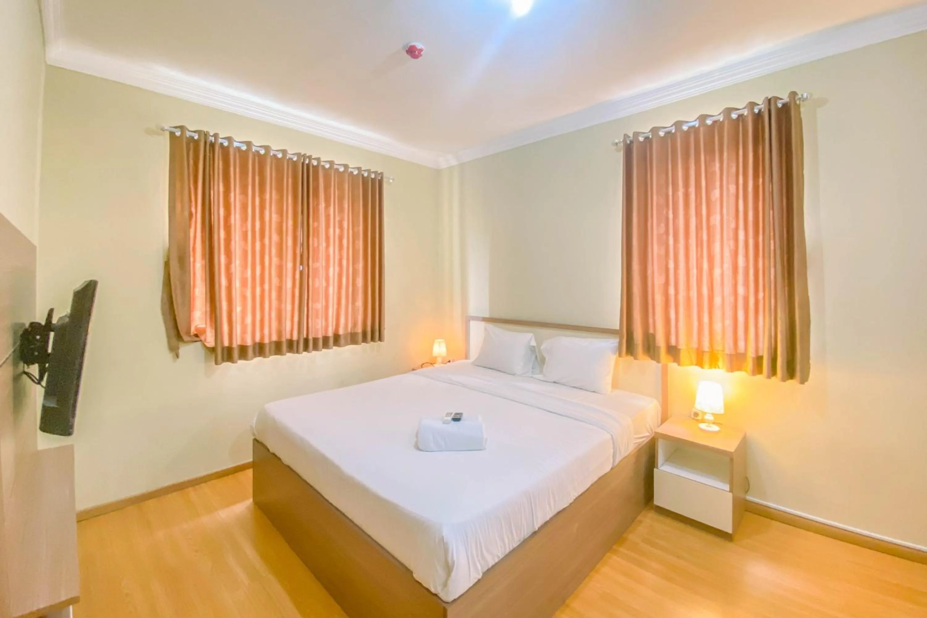 Bedroom, Bed in Relaxing 2BR at Grand Palace Kemayoran Apartment By Travelio