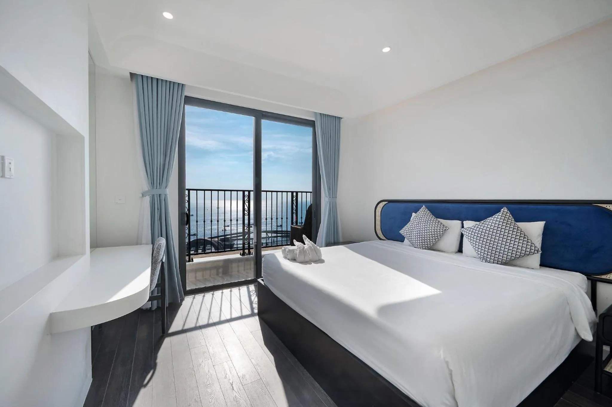Bed in Elyday Apartment Hillside Phu Quoc - Sea & Firework view
