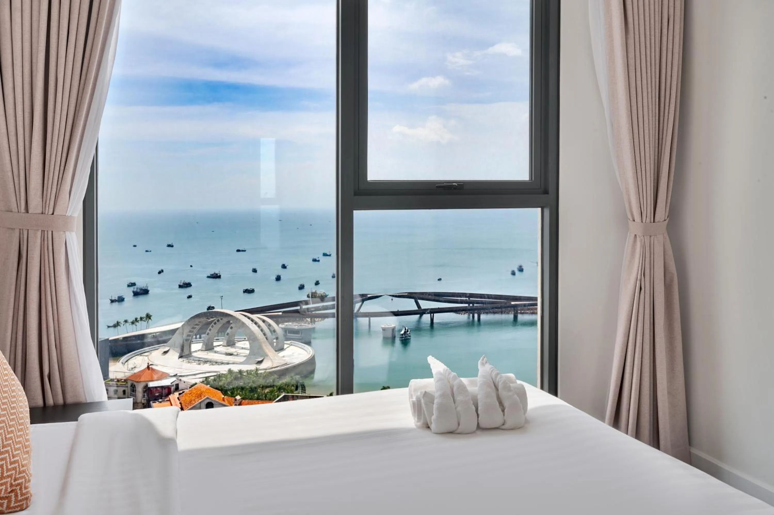 Bed in Elyday Apartment Hillside Phu Quoc - Sea & Firework view