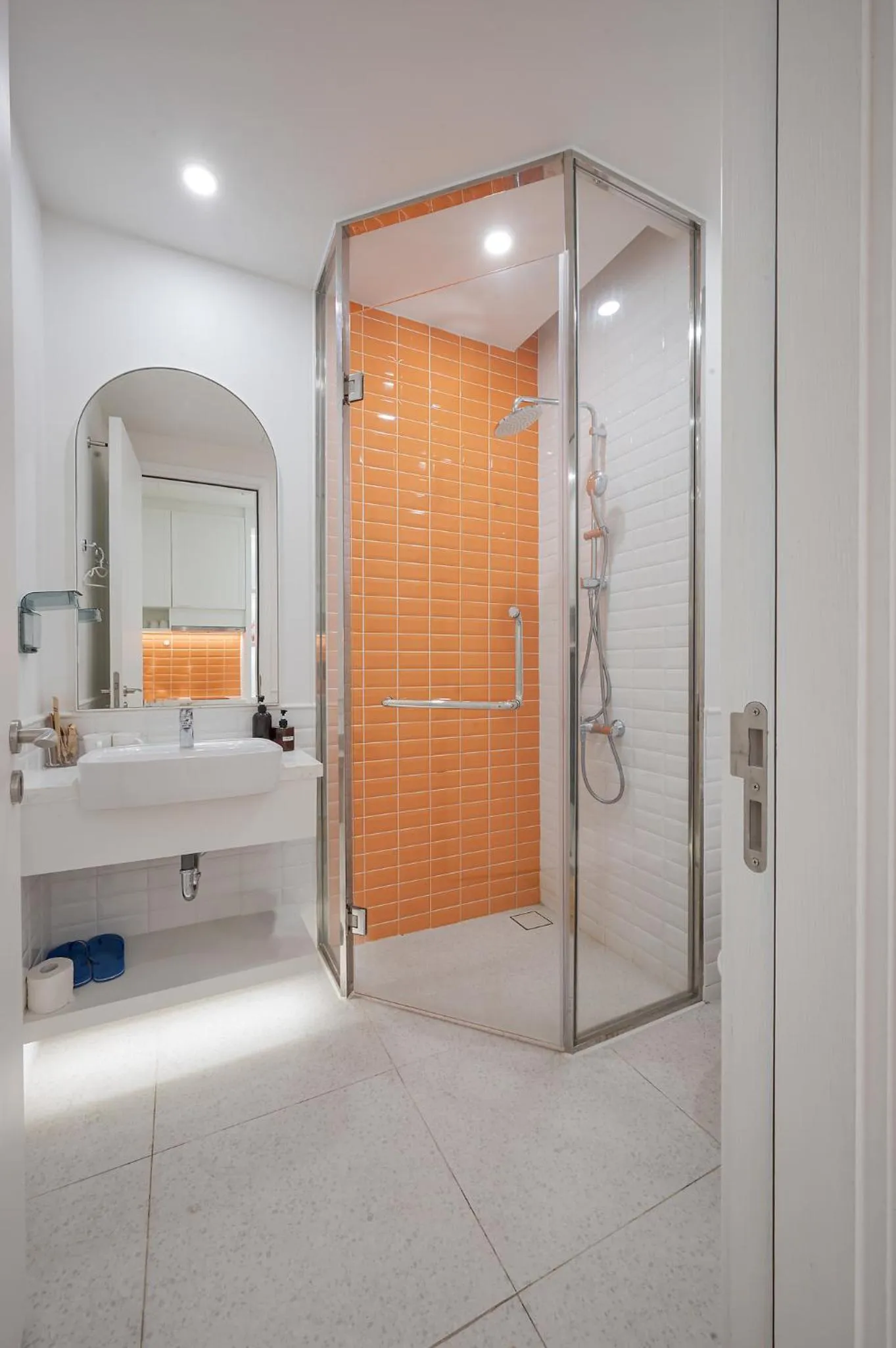 Shower in Elyday Apartment Hillside Phu Quoc - Sea & Firework view