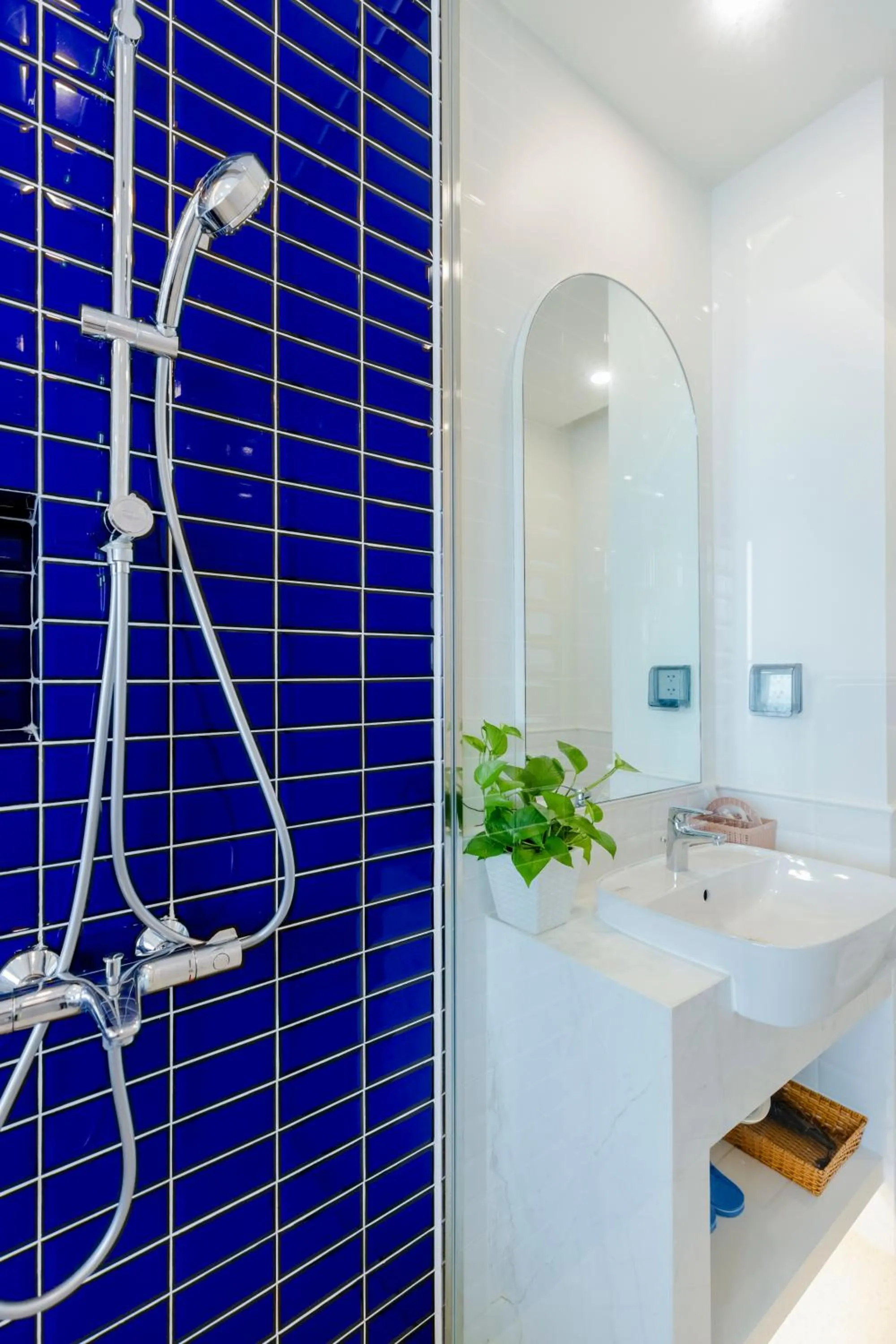 Shower in Elyday Apartment Hillside Phu Quoc - Sea & Firework view