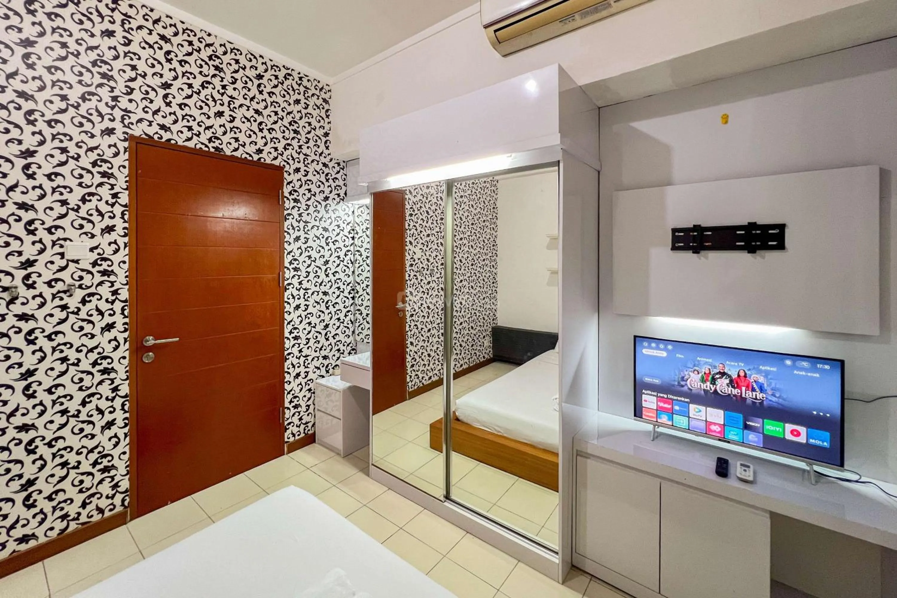 Bedroom, Bed in Cozy 1BR at Marbella Suites Dago Pakar Bandung Apartment By Travelio