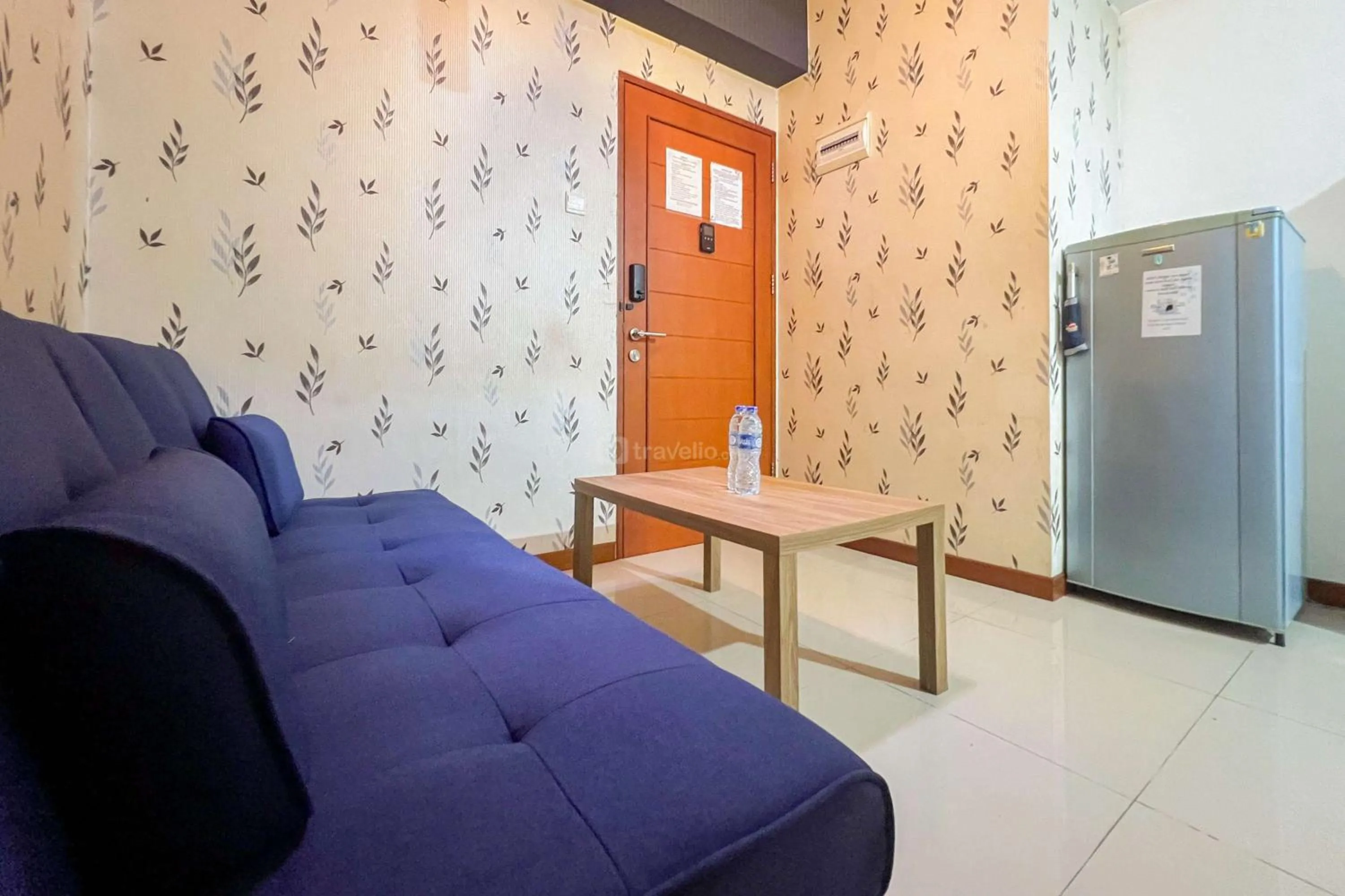 Living room in Cozy 1BR at Marbella Suites Dago Pakar Bandung Apartment By Travelio