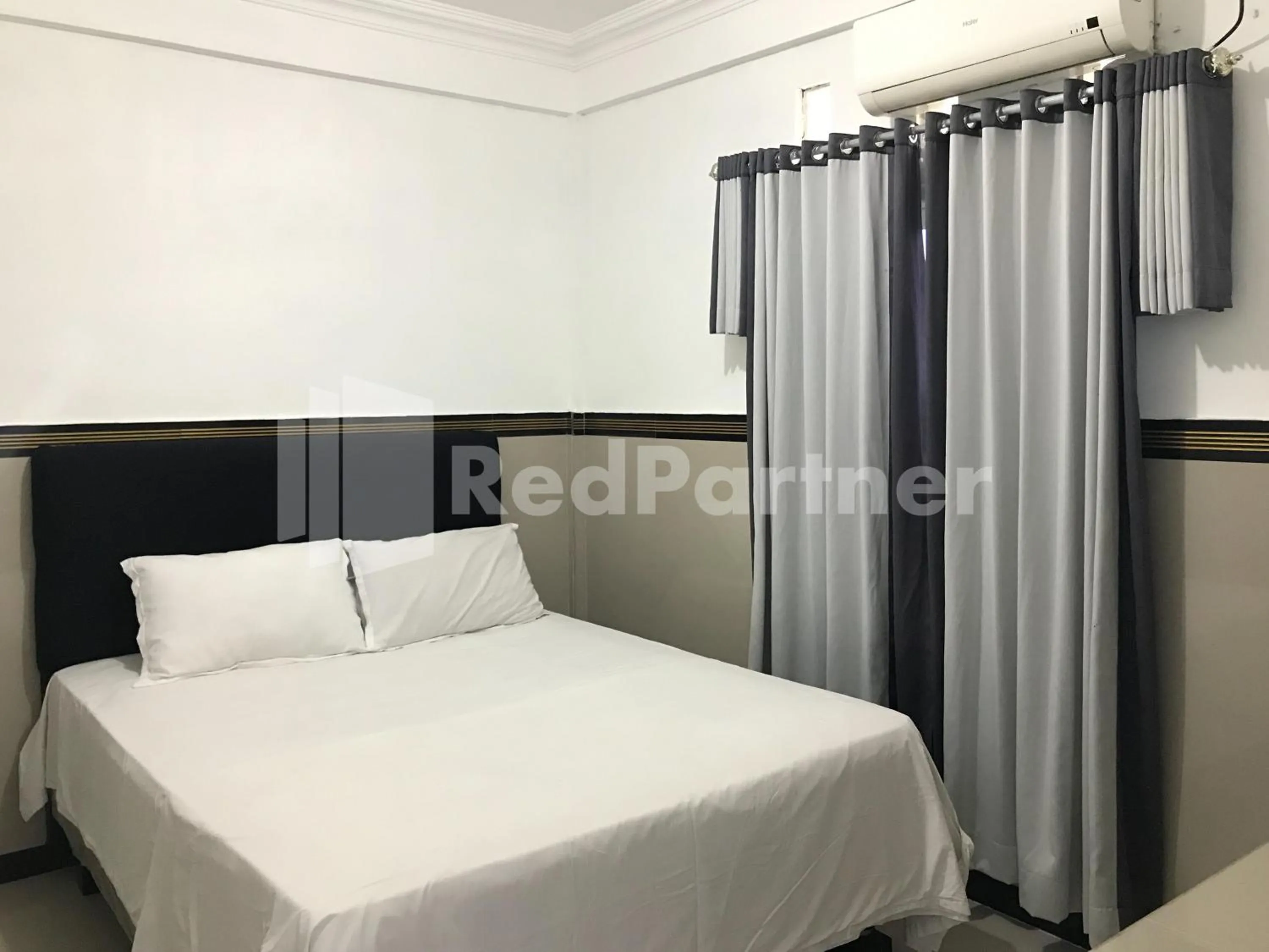 Bedroom, Bed in Hotel Gamary RedPartner Sidorejo