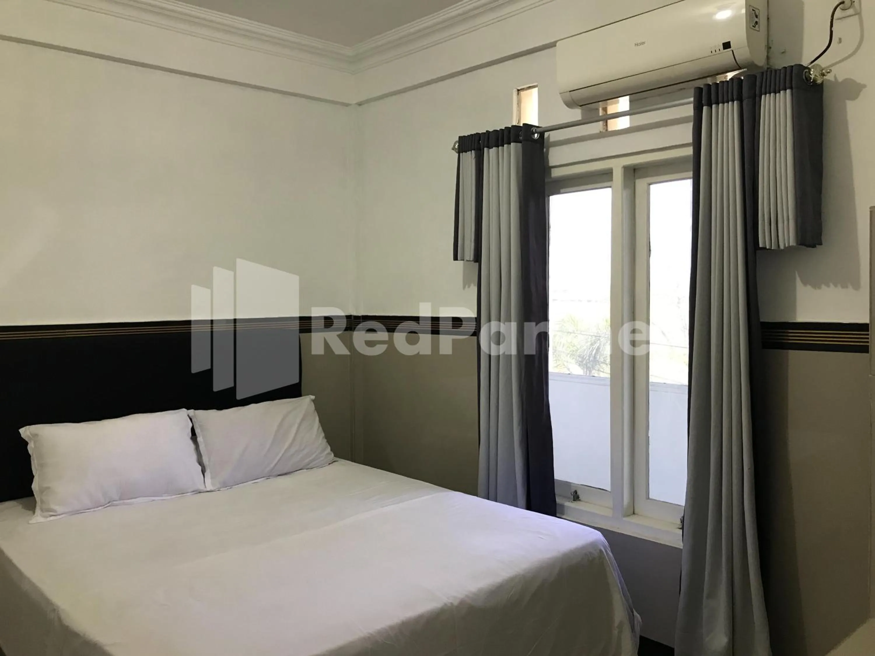 Bedroom, Bed in Hotel Gamary RedPartner Sidorejo