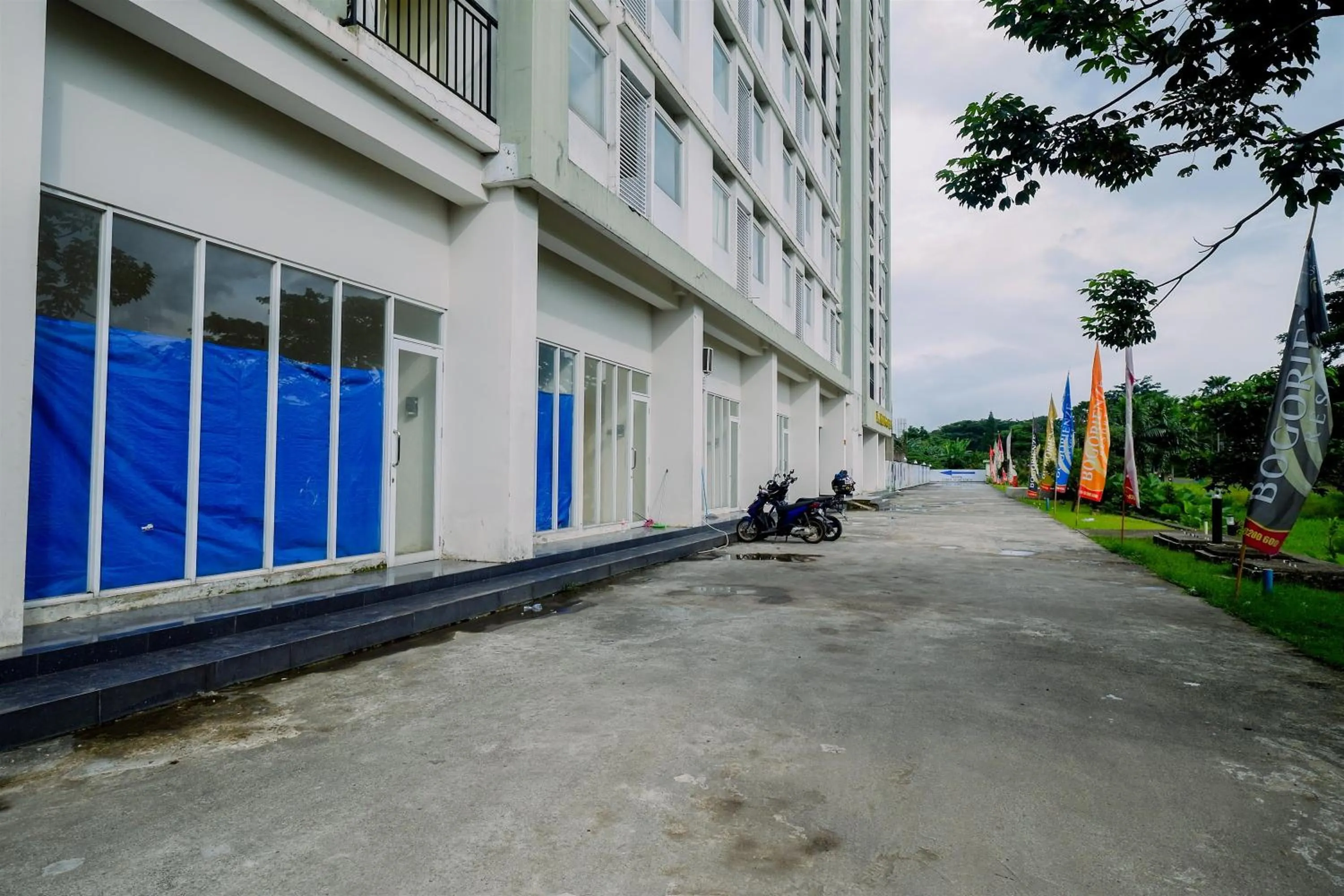 Warm and Cozy Living 2BR Bogorienze Apartment By Travelio